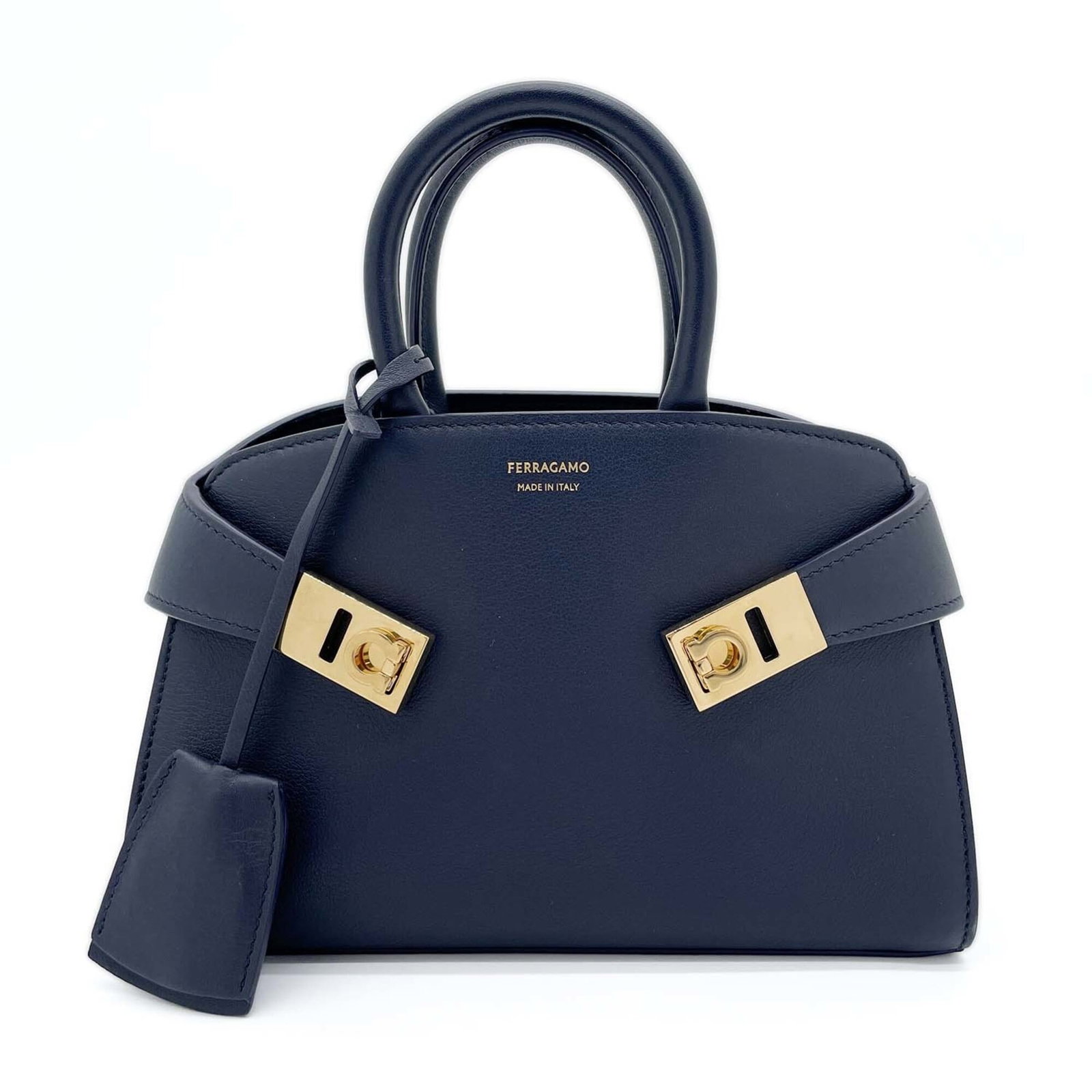 Salvatore Ferragamo Handbag Shoulder Bag Metal Leather: Salvatore Ferragamo Handbag Shoulder Bag Metal Leather Metal and leather come together in this blue Salvatore Ferragamo shoulder bag, featuring metal accents. The bag measures 15cm x 22cm x 9cm and ha
