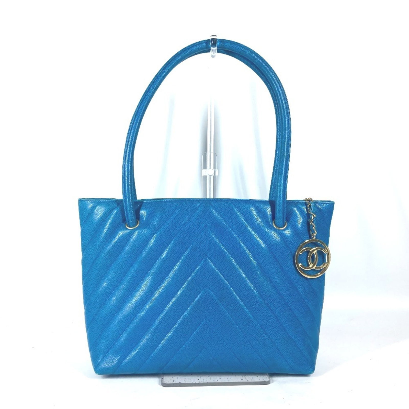 Caviar leather shoulder bag tote bag Chanel handbag: Caviar leather shoulder bag tote bag Chanel handbag Caviar leather shoulder bag tote bag from Chanel boasts its unique and luxurious material, adding an air of sophistication to any outfit. The blue c