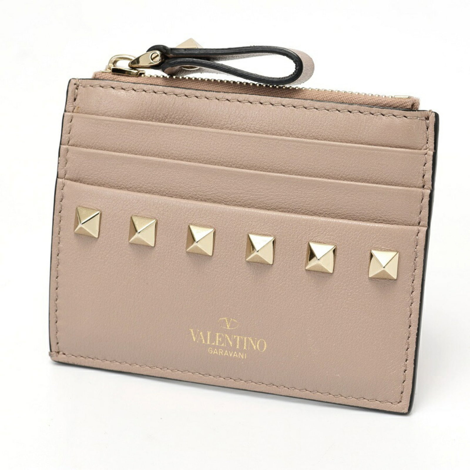 Coin purse leather case Valentino: Coin purse leather case Valentino Valentino's sleek leather coin purse case boasts a soft pink beige hue, measuring 8.5cm x 10.5cm in size. Crafted from high-quality leather, this Italian-made