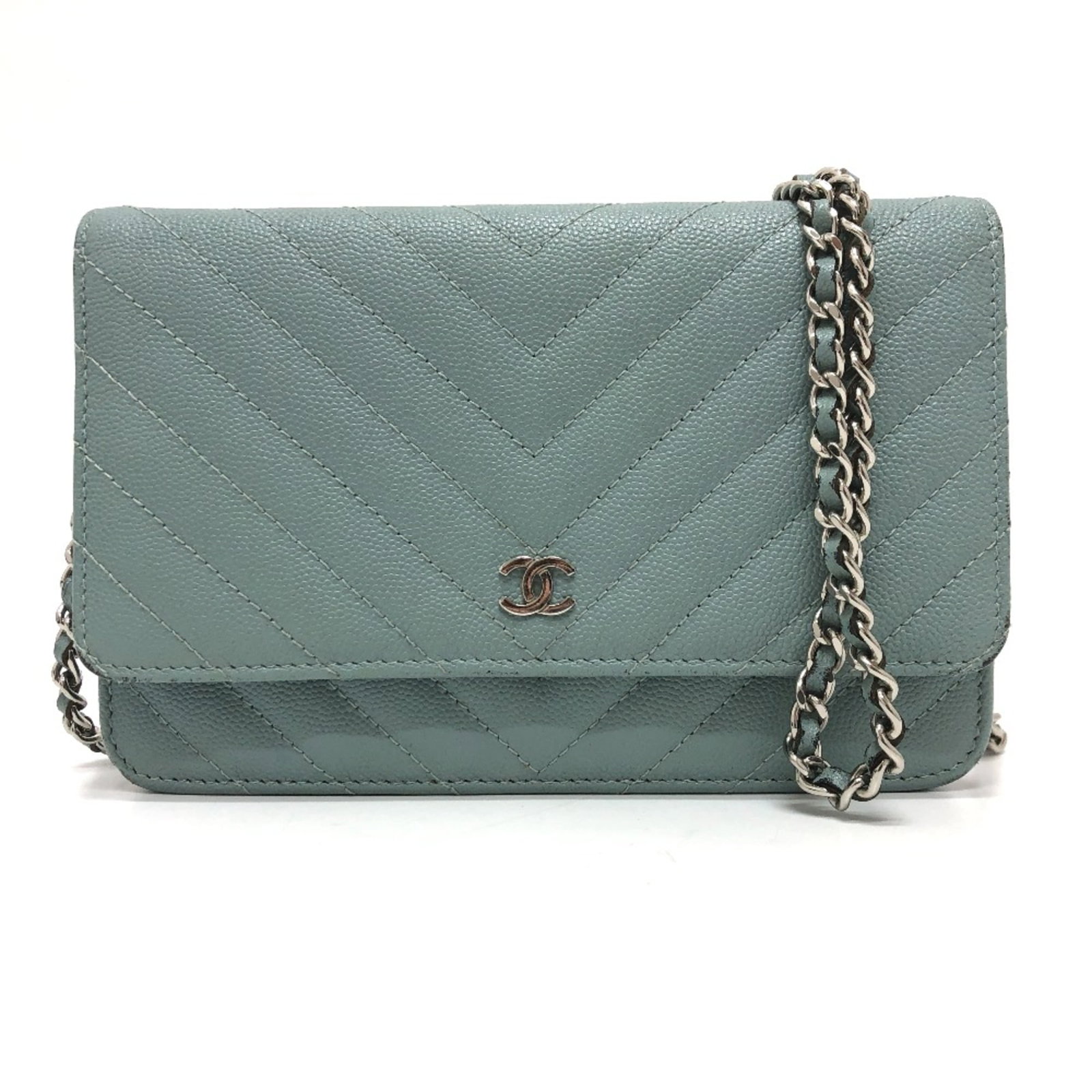 Shoulder Bag Leather Chanel: Shoulder Bag Leather Chanel Blue Leather Chanel Shoulder Bag, measuring W19cmxH13cmxD2cm/W7.5xH5.1xD0.8inch, features a signature and serial number 2489****. The bag's shoulder strap reaches 54.3inch