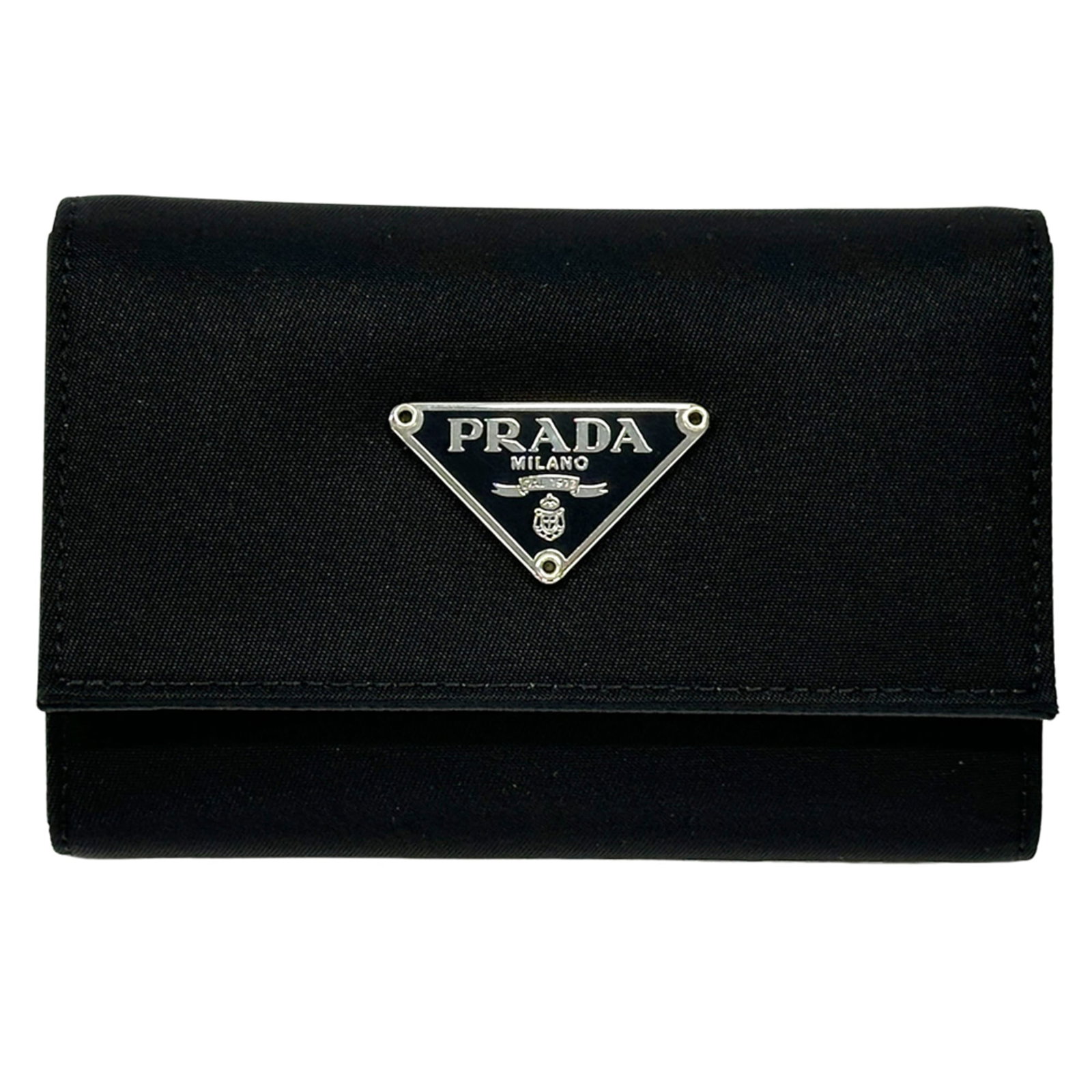Nylon keyring from Prada: Nylon keyring from Prada Prada's sleek nylon keyring boasts a timeless black hue, crafted from durable nylon with precise measurements. Measuring 6cm x 9.5cm x 2cm, it makes for a stylish accessory