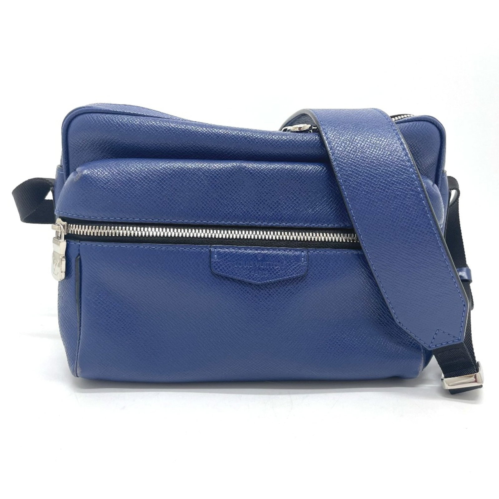 Shoulder Bag Leather Louis Vuitton: Shoulder Bag Leather Louis Vuitton Shoulder bag made from genuine leather, featuring the iconic Louis Vuitton M33437 design. Adjustable shoulder strap and classic blue color make for a timeless and ve