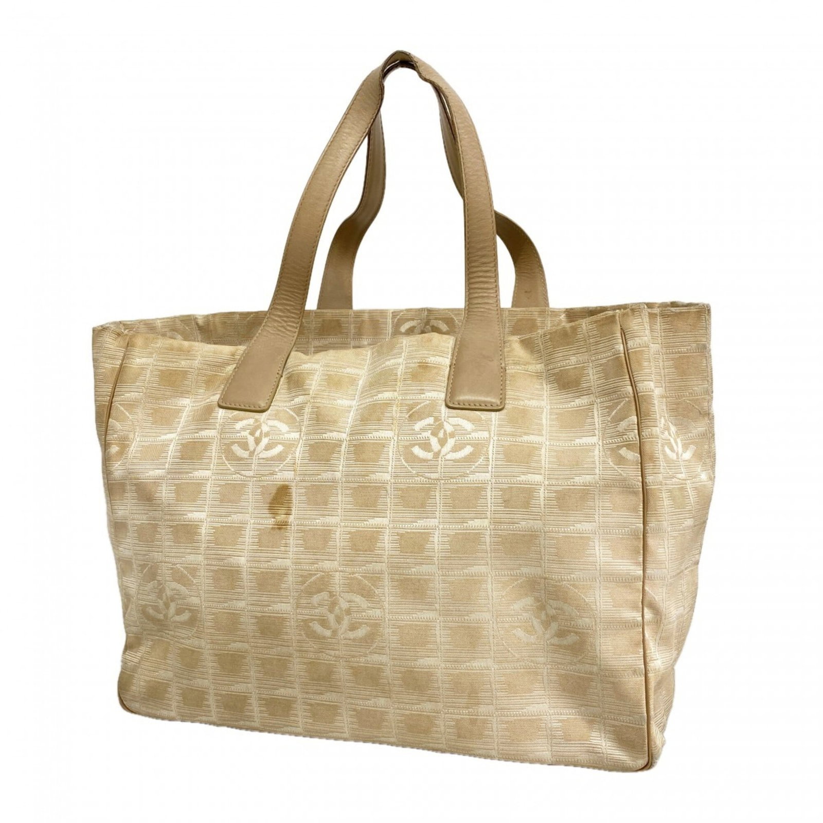 Nylon bag tote Chanel: Nylon bag tote Chanel Nylon bag tote from Chanel, made with a durable nylon material and featuring silver hardware. This classic design measures 27cm x 33.5cm x 14cm and has a timeless beige color.