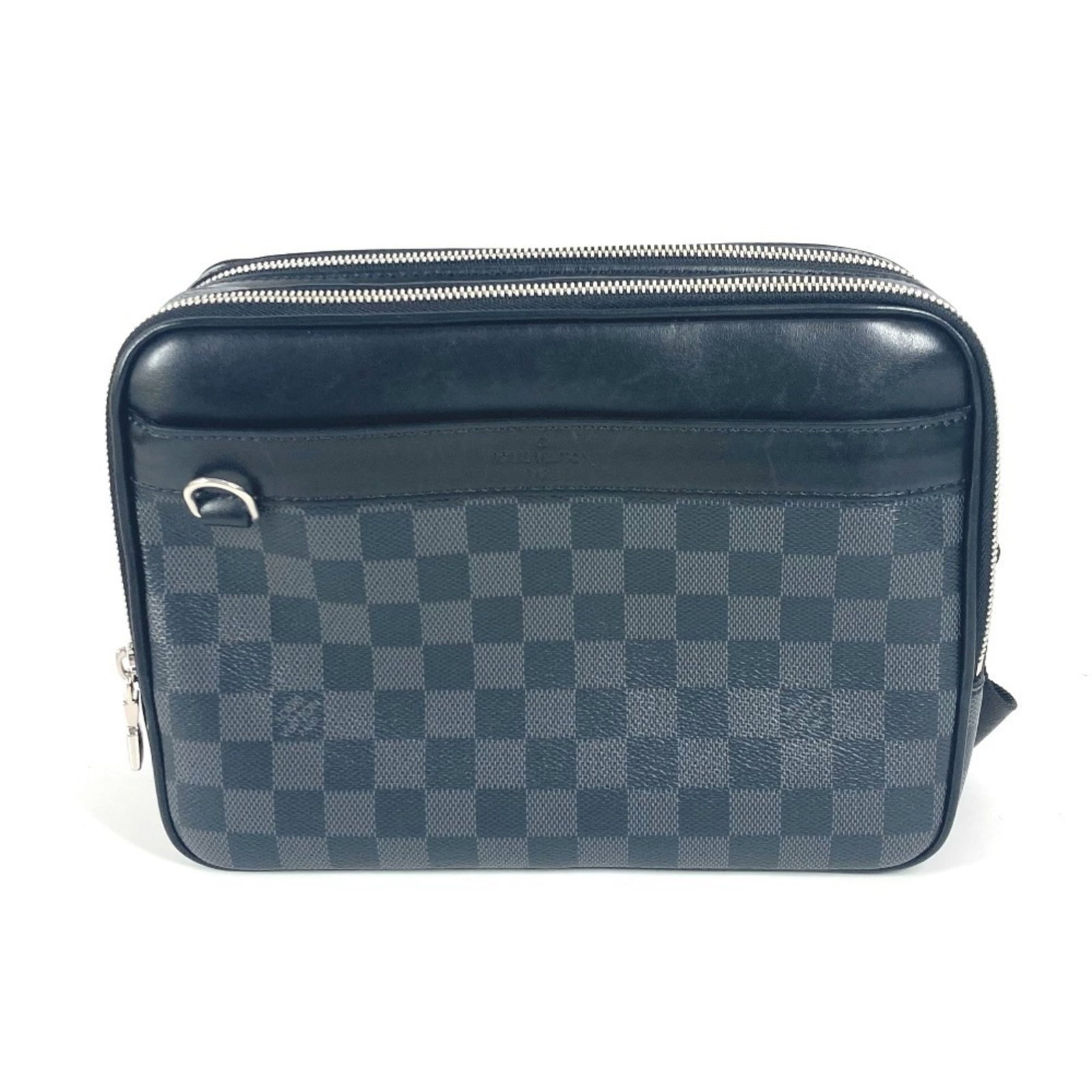 Louis Vuitton Shoulder Bag Damier Graphite: Louis Vuitton Shoulder Bag Damier Graphite The Louis Vuitton Shoulder Bag Damier Graphite boasts its signature Damier Graphite pattern in black, adding an edgy touch to any outfit. With a sleek