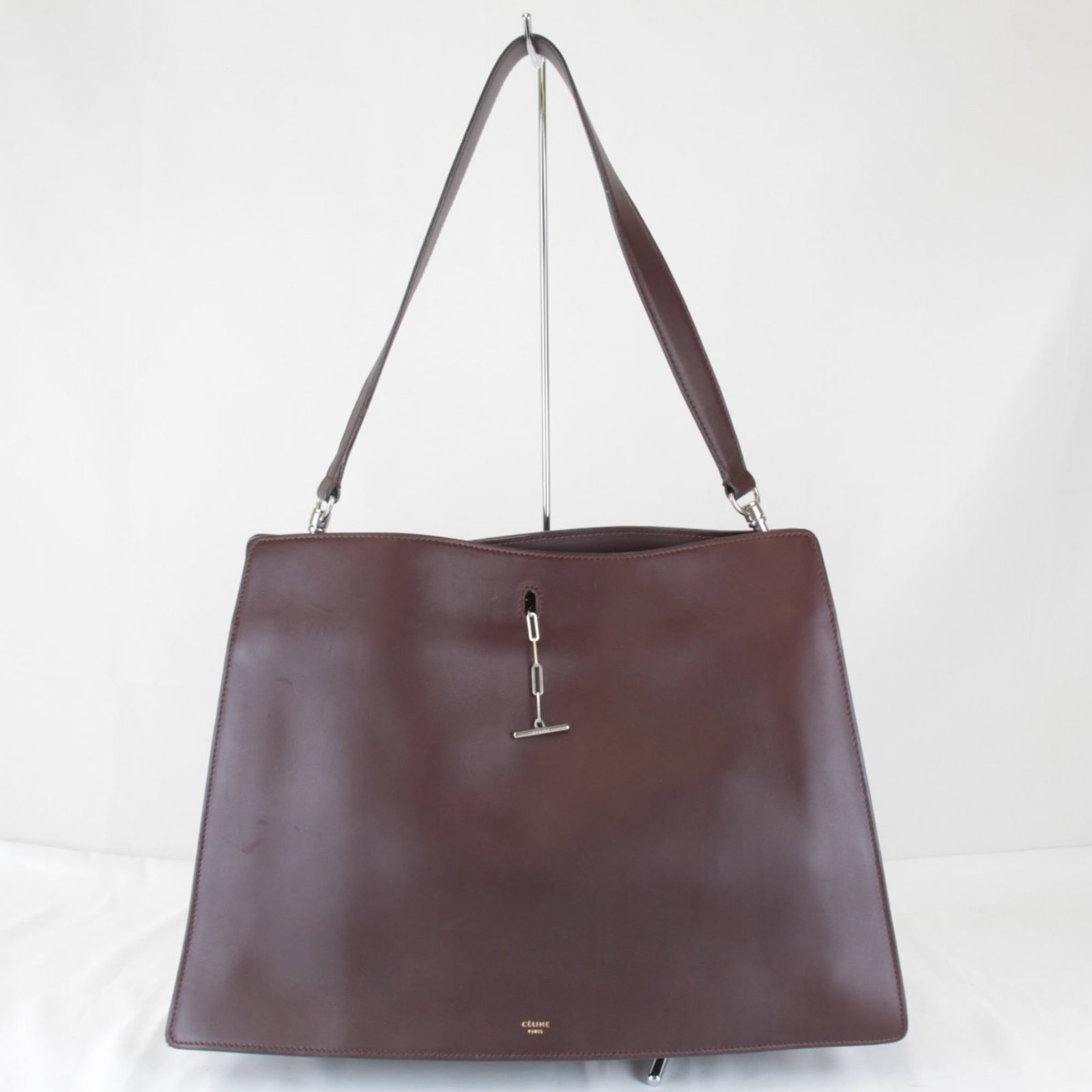 Celine bag leather: Celine bag leather Bordeaux, Wine Celine bag leather is made from high-quality Italian leather. The bag measures 27cm x 39cm x 17cm and features a classic shoulder design. Its rich Bordeaux color adds