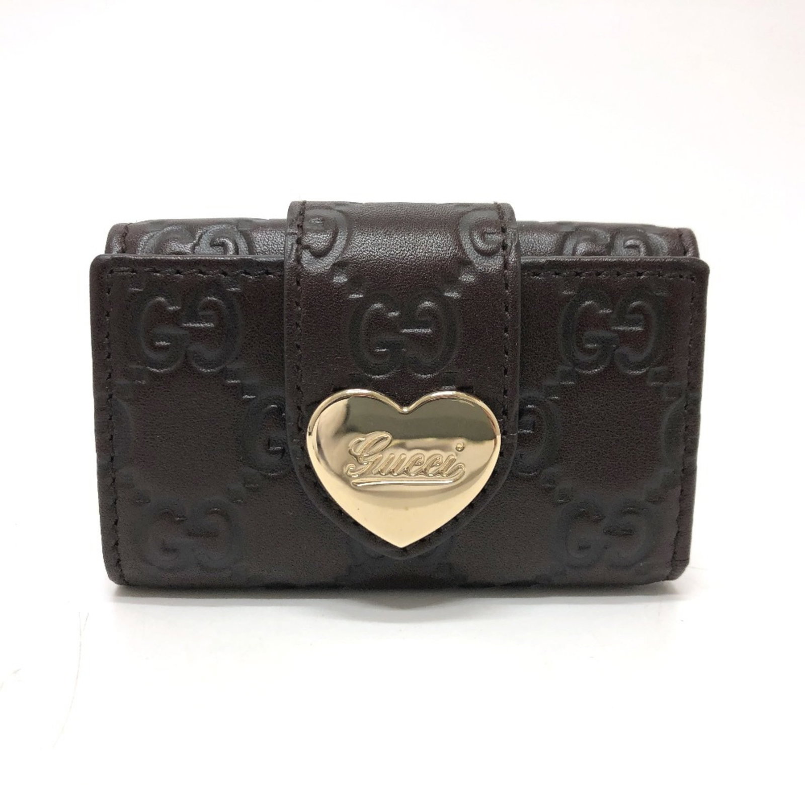 Keycase Leather by Gucci: Keycase Leather by Gucci Brown leather keycase by Gucci, measuring 6.5cm x 9.5cm x 2cm, comes with its original box. This compact accessory features a classic design and premium material. The item is 