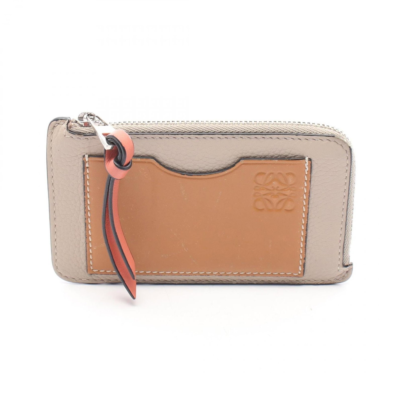 Card case leather from Loewe: Card case leather from Loewe Loewe card case in beige leather, measuring 7cm x 12.5cm x 5mm. Made from high-quality leather, this compact accessory features a classic design that complements any handb