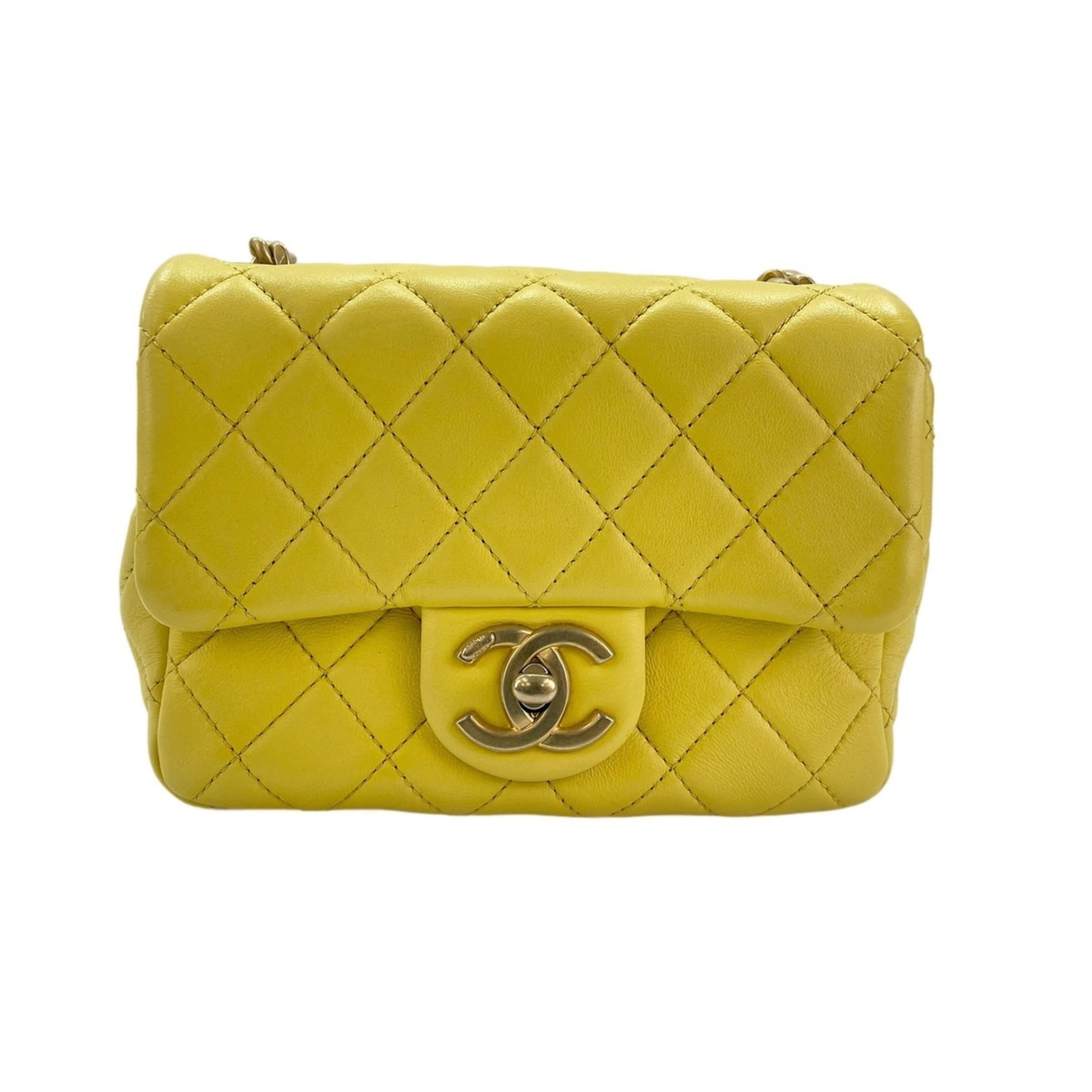 Shoulder Bag by Chanel: Shoulder Bag by Chanel Yellow Chanel shoulder bag with dimensions 12cm x 17cm x 7cm, perfect for everyday carry. This stylish and compact bag features a vibrant yellow color that adds a pop of brightn