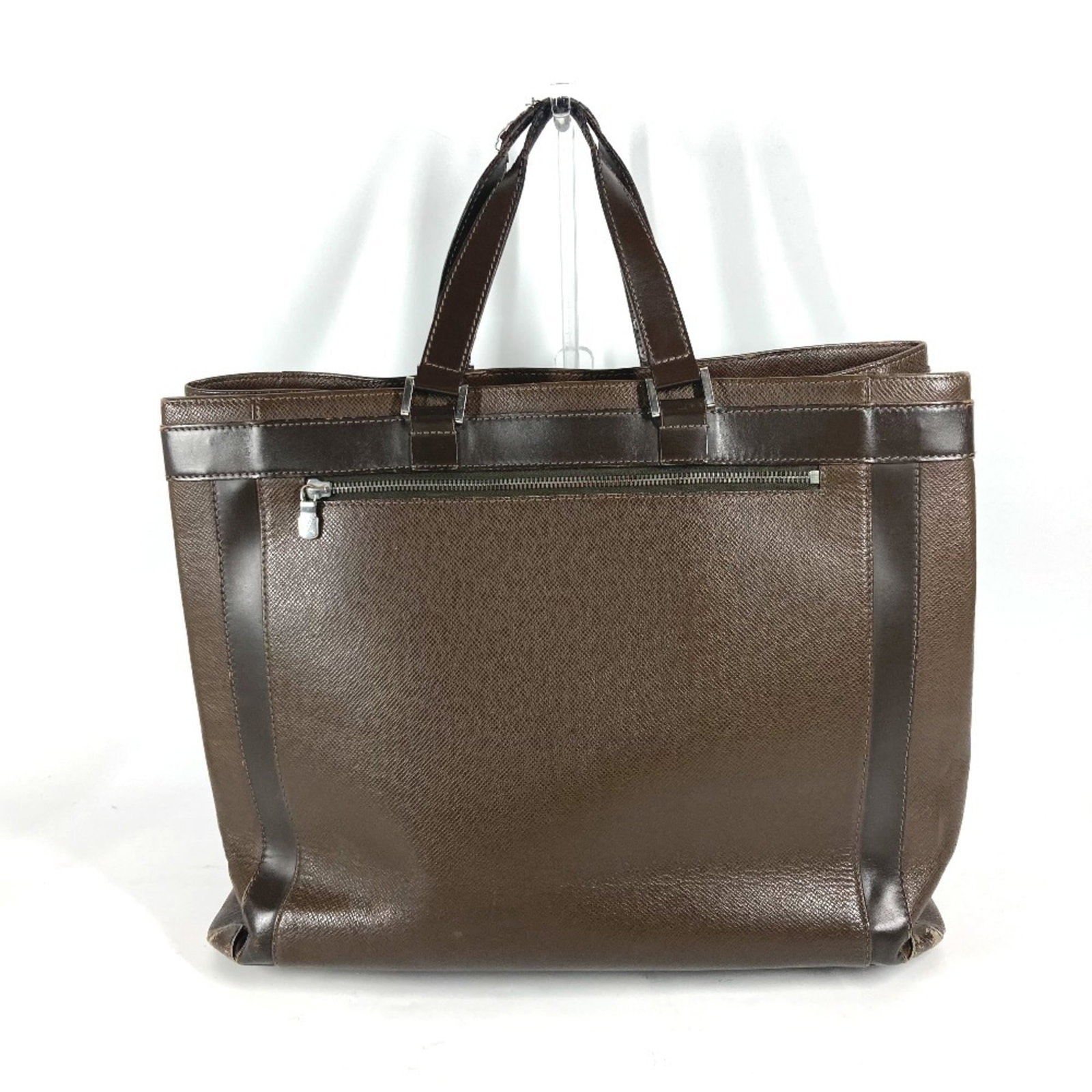 Taiga leather tote bag Louis Vuitton: Taiga leather tote bag Louis Vuitton Taiga leather tote bag from Louis Vuitton, featuring high-quality Taiga leather in a rich brown color. This stylish and functional tote measures 34.5cm x 42cm x