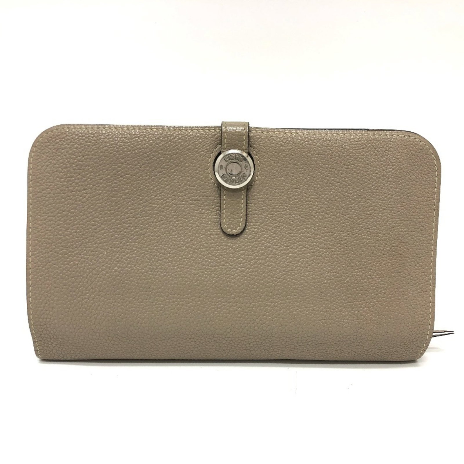 Hermes Togo Leather Bi Fold Wallet: Hermes Togo Leather Bi Fold Wallet The Hermes Togo Leather Bi Fold Wallet boasts classic elegance with its timeless design and premium Togo leather construction. Measuring 12.5cm x 20cm, it features a