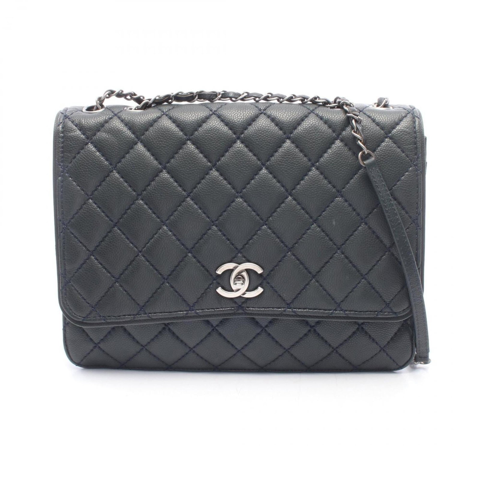 Calfskin handbag bag shoulder Chanel: Calfskin handbag bag shoulder Chanel Calfskin handbag with shoulder strap, featuring grained material and silver hardware in a vibrant green color. Measuring 24cm x 31cm x 5cm, this Chanel shoulder