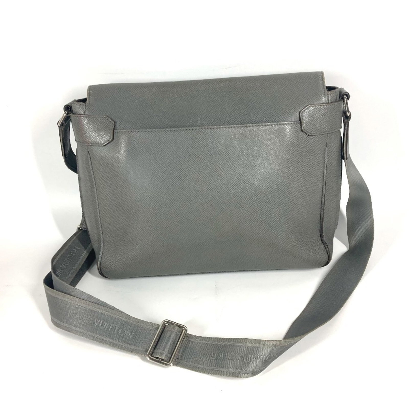 Louis Vuitton Messenger Bag Shoulder Bag Taiga Leather: Louis Vuitton Messenger Bag Shoulder Bag Taiga Leather Taiga leather gives this Louis Vuitton Messenger Bag Shoulder Bag its distinctive look and feel. Measuring 28cm x 32cm x 9cm, it's a compact yet