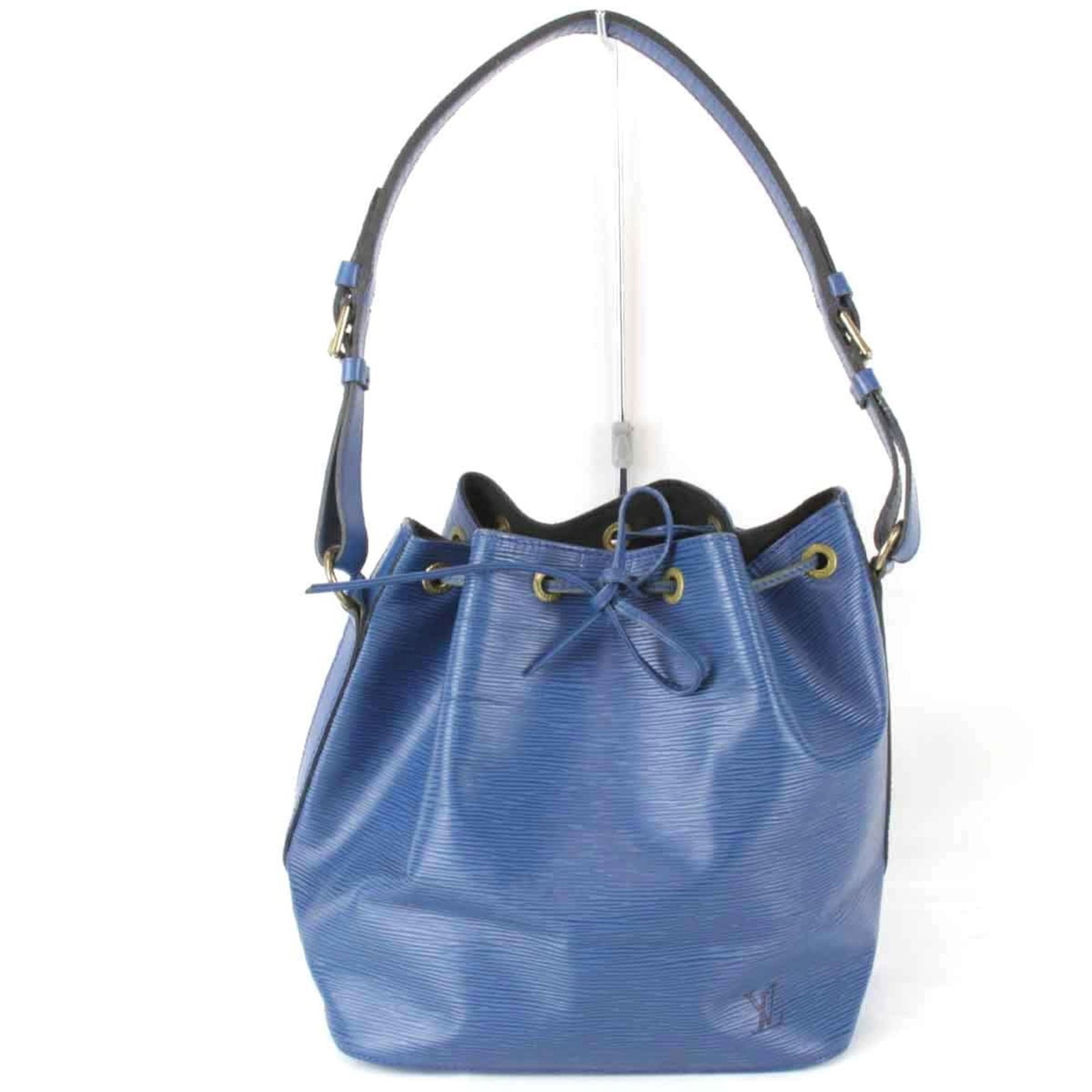 Vuitton Leather Epi Bag Shoulder Louis: Vuitton Leather Epi Bag Shoulder Louis The Louis Vuitton Epi bag shoulder features iconic blue Epi leather, showcasing the brand's signature monogram pattern. Measuring 26cm x 36cm x 18.5cm, this