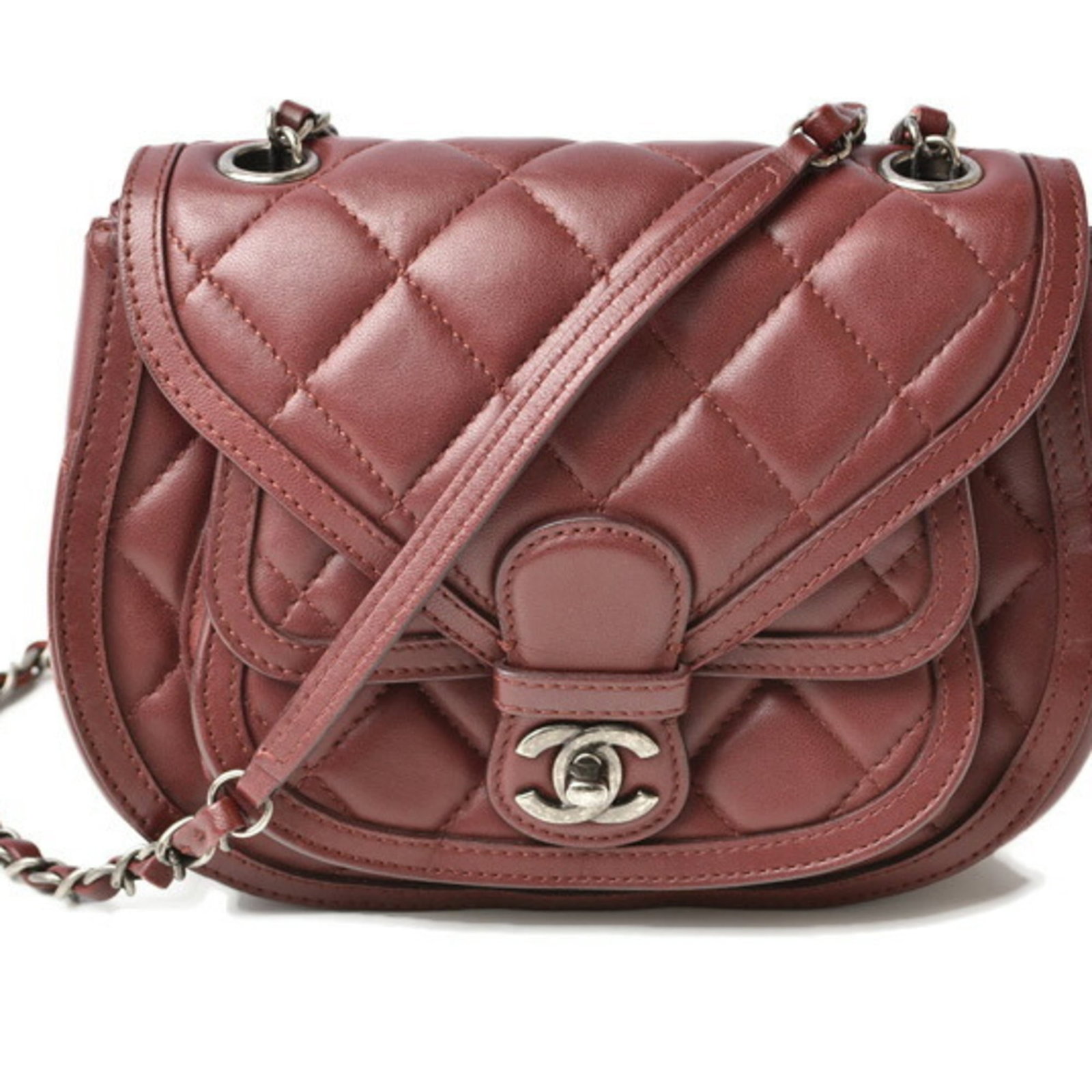 Shoulder Bag Saddle Bag Chanel: Shoulder Bag Saddle Bag Chanel Bordeaux leather saddle bag with gunmetal hardware, featuring a turn lock closure. Measuring 18cm x 22cm x 10cm, it has adjustable strap length of 127cm. A stylish and v