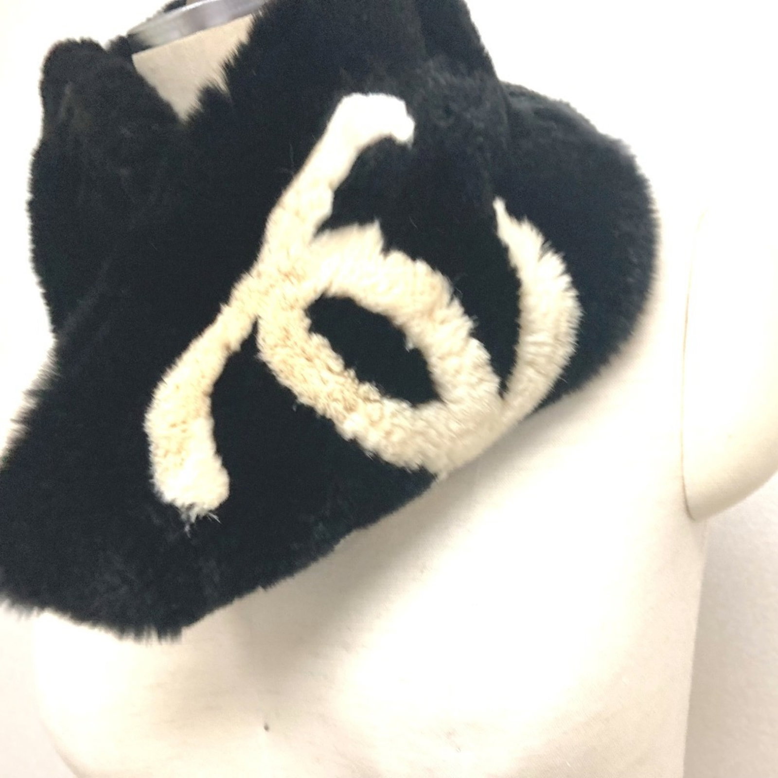 Lapin Tippet Chanel: Lapin Tippet Chanel The Lapin Tippet Chanel measures 15cm x 73cm, featuring a striking black and white design. This unique piece showcases the artist's signature on its surface, adding an air of
