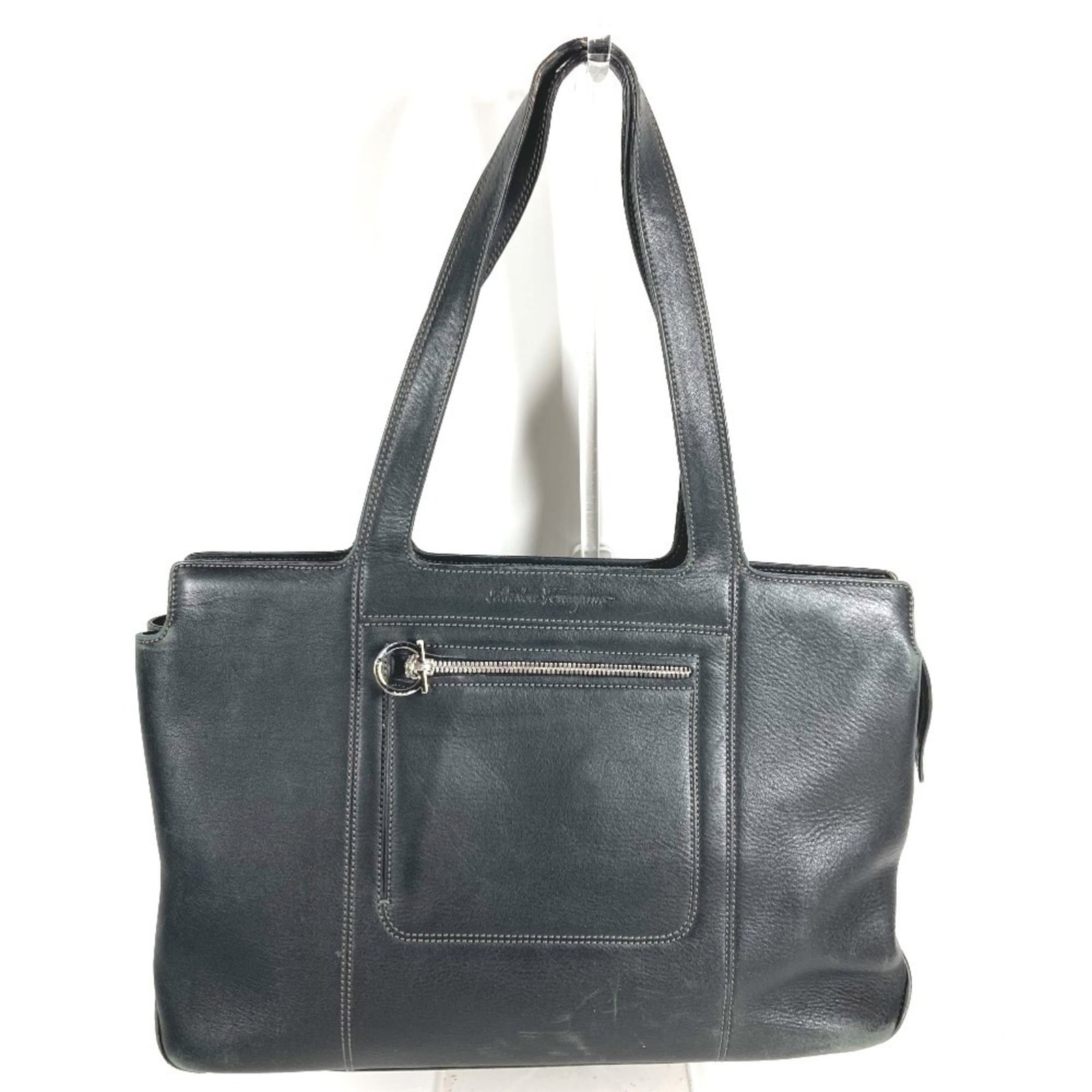 Salvatore Ferragamo Shoulder Bag Leather Tote: Salvatore Ferragamo Shoulder Bag Leather Tote Black leather shoulder bag with a classic design, measuring 23.5cm x 36.5cm x 9cm, perfect for everyday use. Made from high-quality leather, this tote