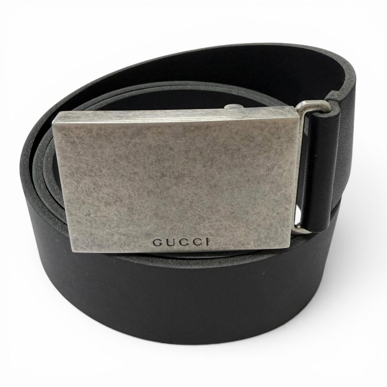 Standard Belt Gucci: Standard Belt Gucci Standard Belt Gucci bears the signature of its Italian craftsmanship, with sleek black leather and metallic accents. Made from high-quality materials, this classic belt measures 10
