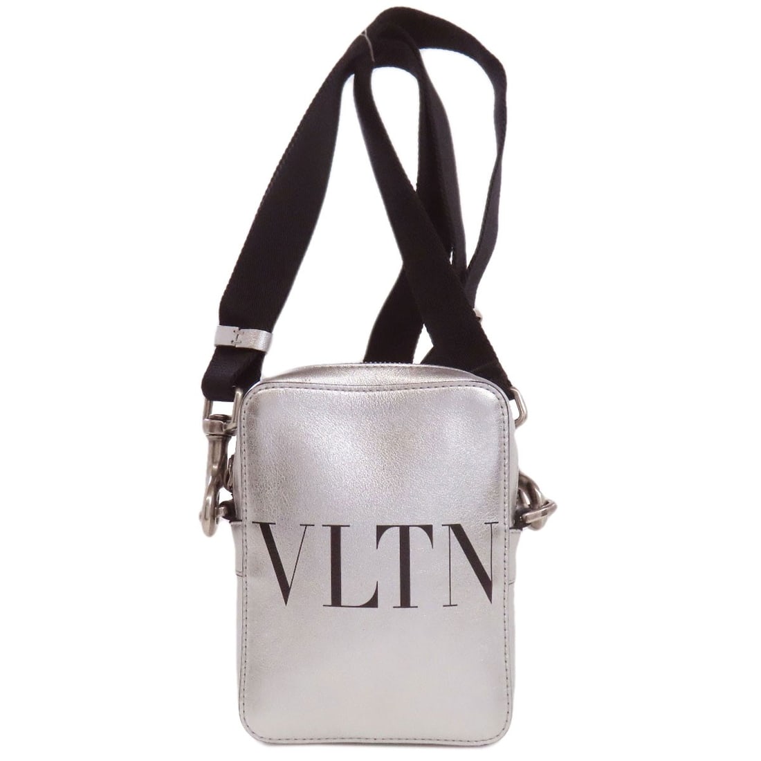 Calf Shoulder Bag Logo Vltn Valentino: Calf Shoulder Bag Logo Vltn Valentino Silver calf shoulder bag with Valentino logo, made from high-quality exterior material. This stylish accessory features a distinctive silver color and elegant