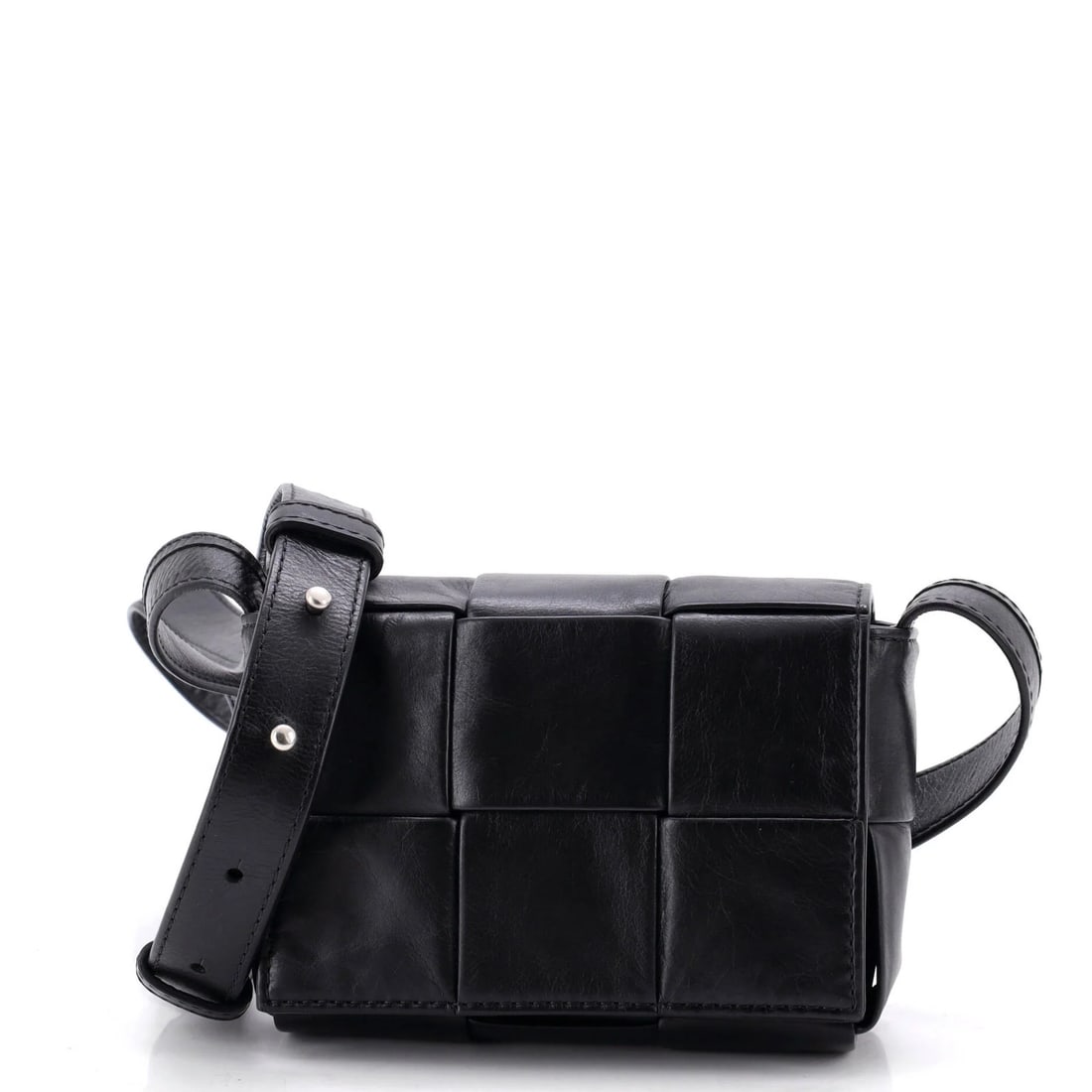 Leather Cassette Bag Intrecciato Candy Maxi Crossbody Bottega Veneta: Leather Cassette Bag Intrecciato Candy Maxi Crossbody Bottega Veneta Black Cassette Crossbody Bag with Intrecciato Maxi Leather Candy exterior, featuring minor creases and scuffs on the exterior and