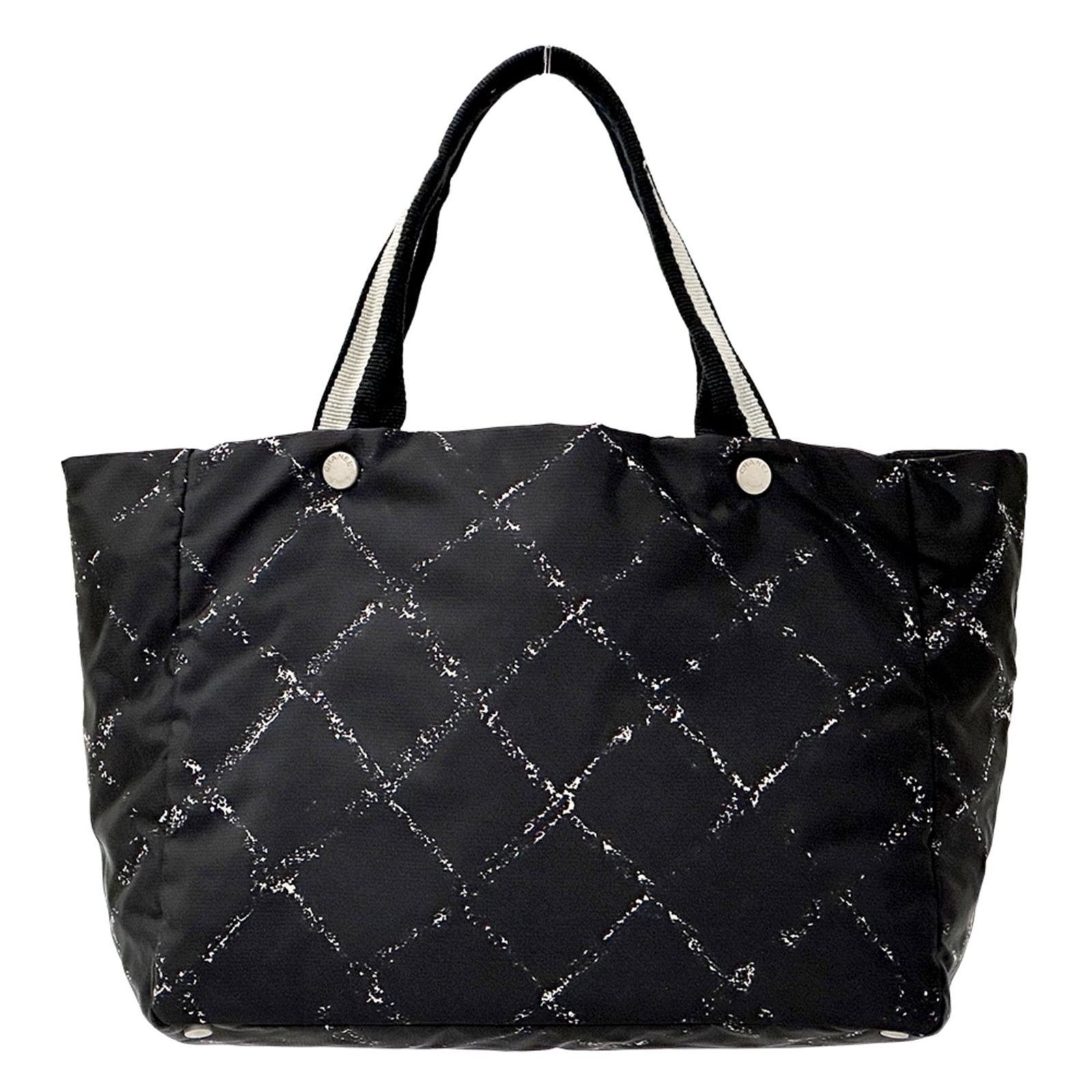 Nylon bag tote Chanel: Nylon bag tote Chanel Black nylon tote bag from Chanel, measuring 26.5cm x 33cm x 15cm. This French-made tote features a sleek and modern design, with a durable nylon material that provides long-lasti