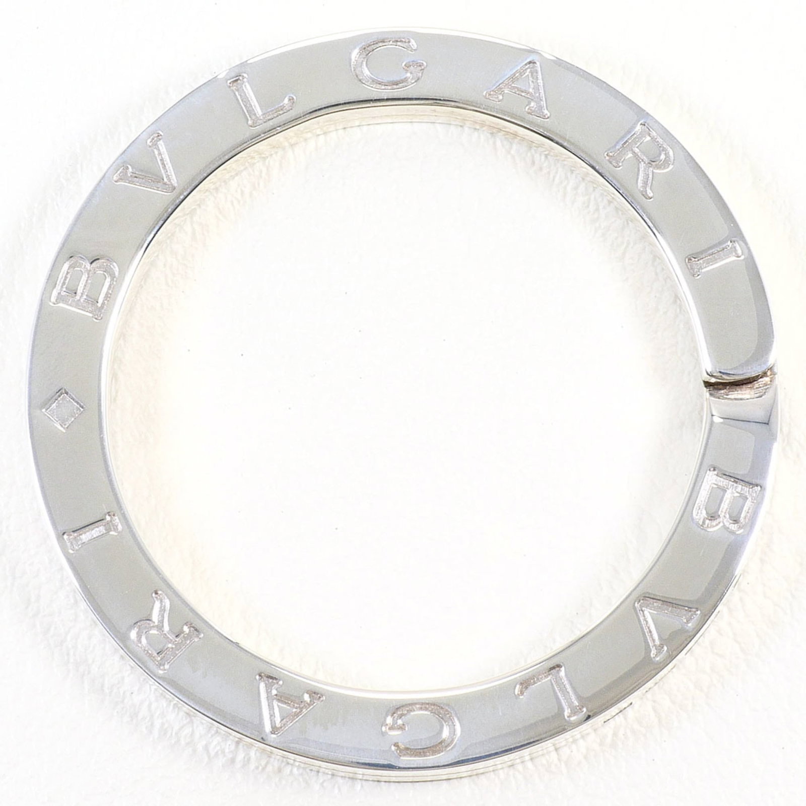 Keyring by Bvlgari silver 925: Keyring by Bvlgari silver 925 Silver 925 Bvlgari keyring, measuring 3.3cm x 3.3cm and weighing 11.4g, adds a touch of luxury to any accessory. Crafted from high-quality silver, this elegant keyring