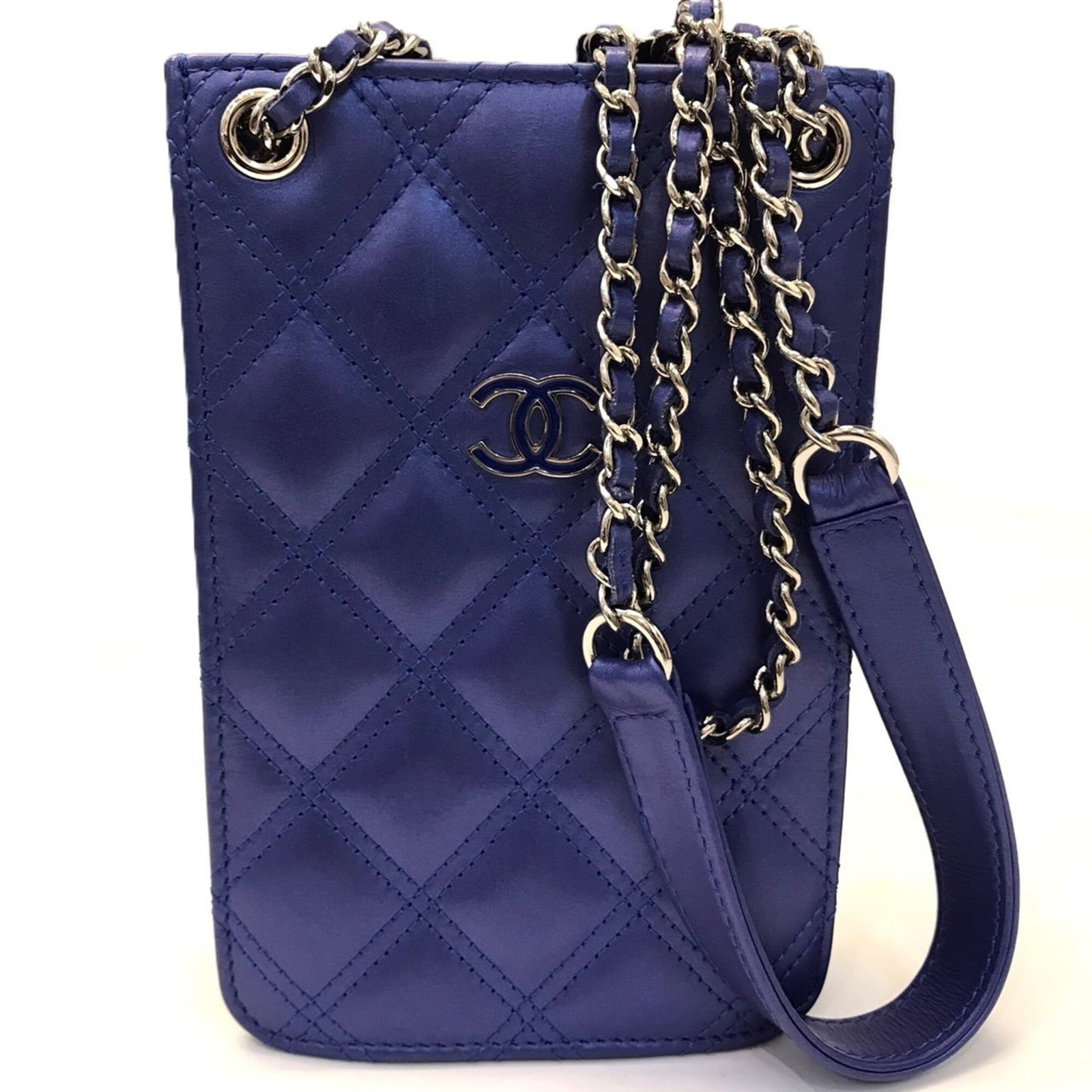 Shoulder Bag Leather Chanel: Shoulder Bag Leather Chanel The Blue Lambskin Shoulder Bag from Chanel features high-quality leather construction and a classic design. Made in Italy, this stylish accessory boasts a timeless look tha