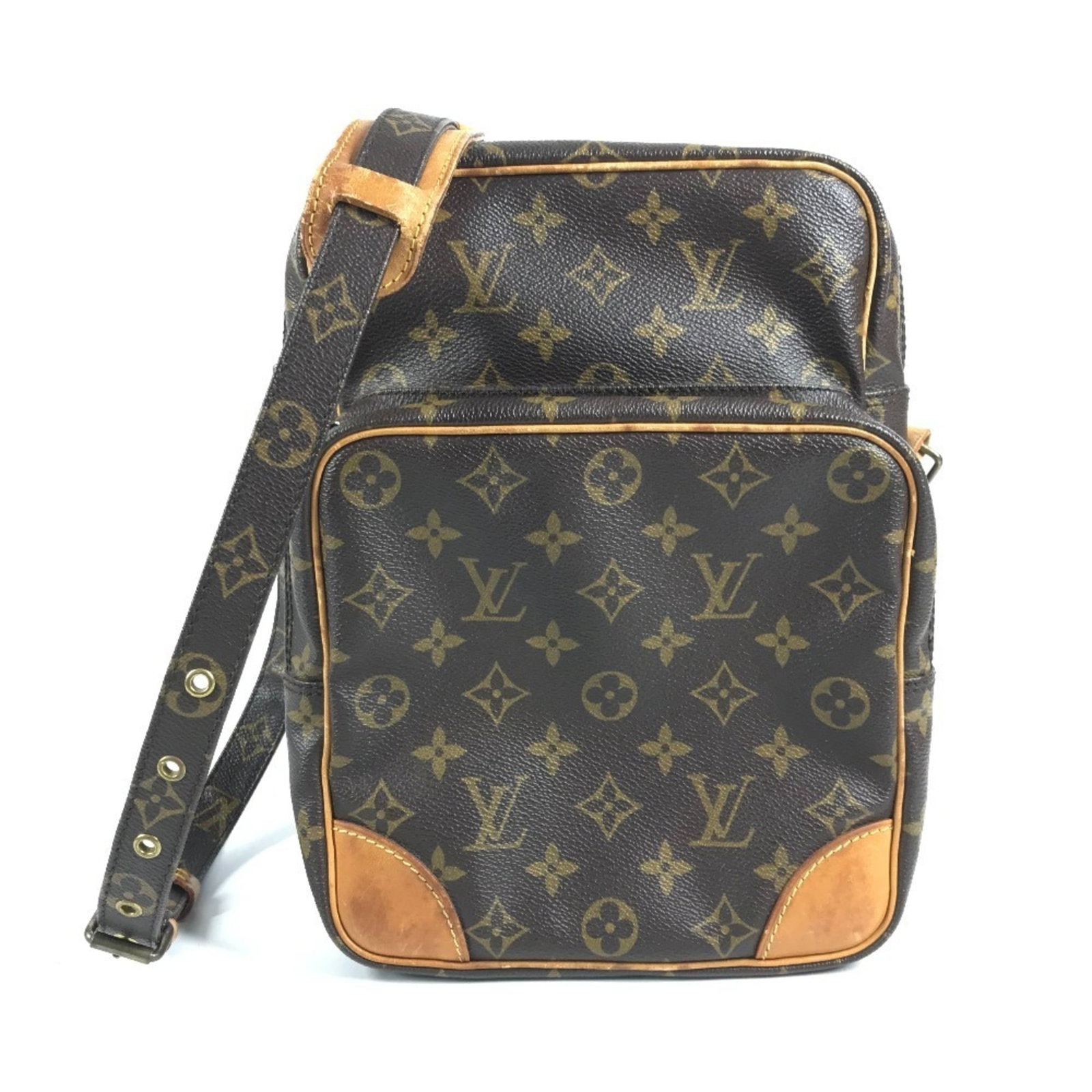 Louis Vuitton Monogram Pochette Shoulder Bag: Louis Vuitton Monogram Pochette Shoulder Bag The Louis Vuitton Monogram Pochette Shoulder Bag boasts its iconic monogram pattern in rich brown, adding a touch of timeless elegance to any outfit. Measu