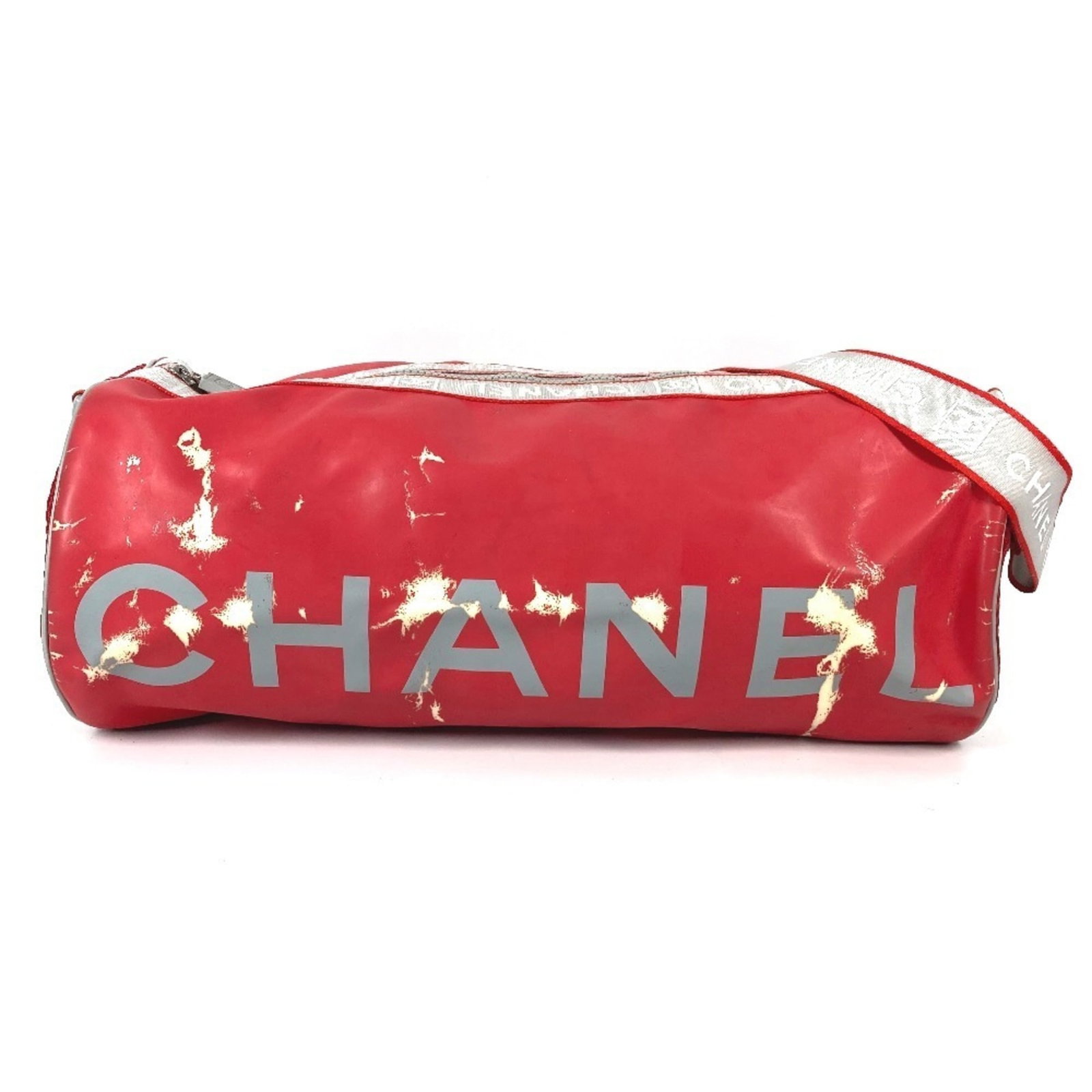 Rubber shoulder bag by Chanel: Rubber shoulder bag by Chanel The Chanel rubber shoulder bag boasts a striking red color and sleek design, measuring 18cm x 42cm x 10cm. Made from high-quality rubber material, its unique shape and vi