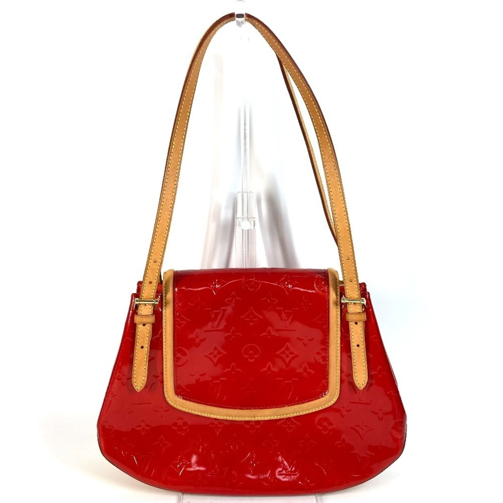 Vernis Monogram Shoulder Bag Vuitton Louis: Vernis Monogram Shoulder Bag Vuitton Louis Red Monogram Vernis Louis Vuitton shoulder bag with magnet closure, featuring the iconic red and black monogram pattern. This stylish handbag measures