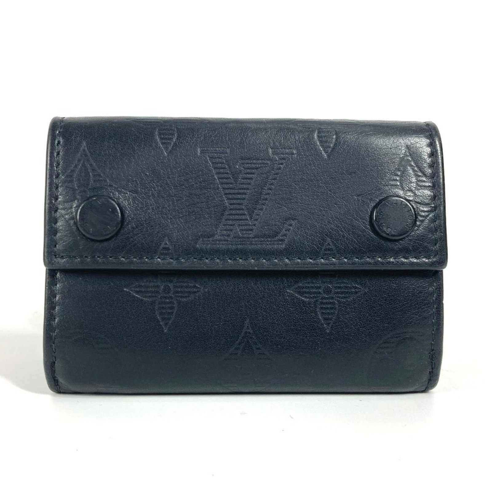Monogram Shadow Tri Fold Wallet Louis Vuitton: Monogram Shadow Tri Fold Wallet Louis Vuitton Monogram Shadow Tri Fold Wallet Louis Vuitton. Made from the iconic Monogram Shadow material, this tri-fold wallet features a sleek black design with clea