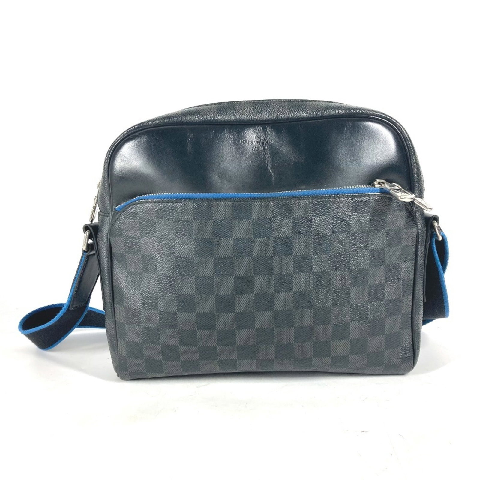 Louis Vuitton Shoulder Bag Damier Graphite: Louis Vuitton Shoulder Bag Damier Graphite The Louis Vuitton Shoulder Bag Damier Graphite boasts sleek, modern design with the iconic Damier Graphite pattern in black and blue hues. Measuring 24cm x 2