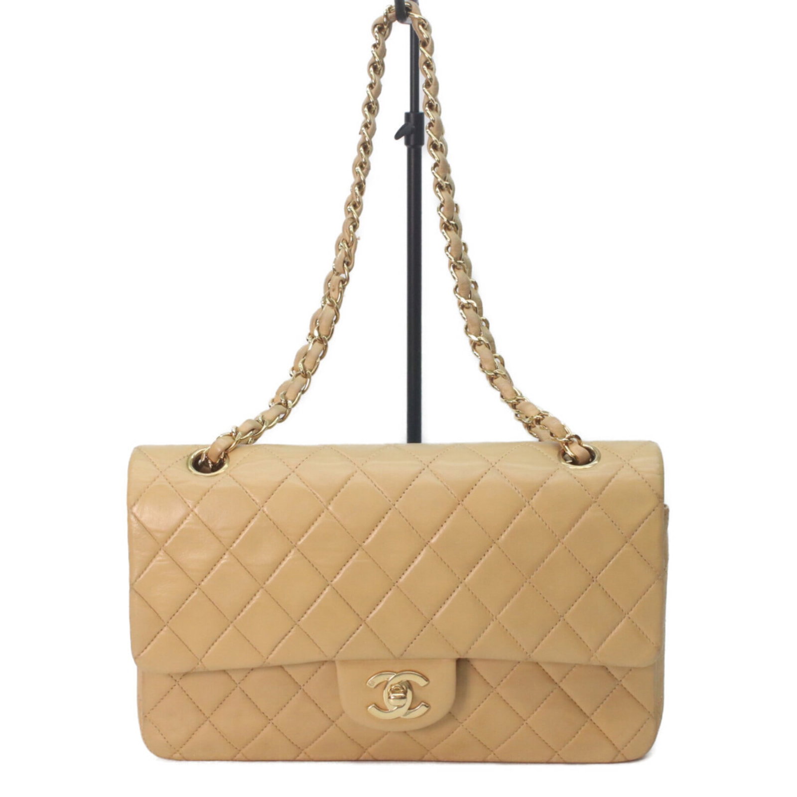 Shoulder Bag Leather Chanel: Shoulder Bag Leather Chanel This exquisite shoulder bag features rich, supple lambskin leather in a timeless beige hue. Crafted with attention to detail and adorned with elegant gold hardware, it