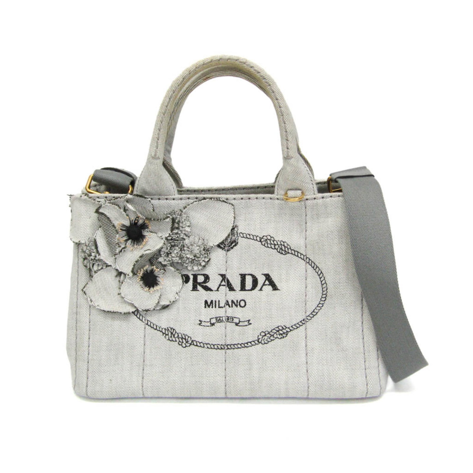 Denim shoulder handbag bag: Denim shoulder handbag bag White denim shoulder bag with open pockets and a zipper pocket, featuring a unique design. The bag measures 19cm x 28.5cm x 15cm and weighs 740g, making it a stylish accesso