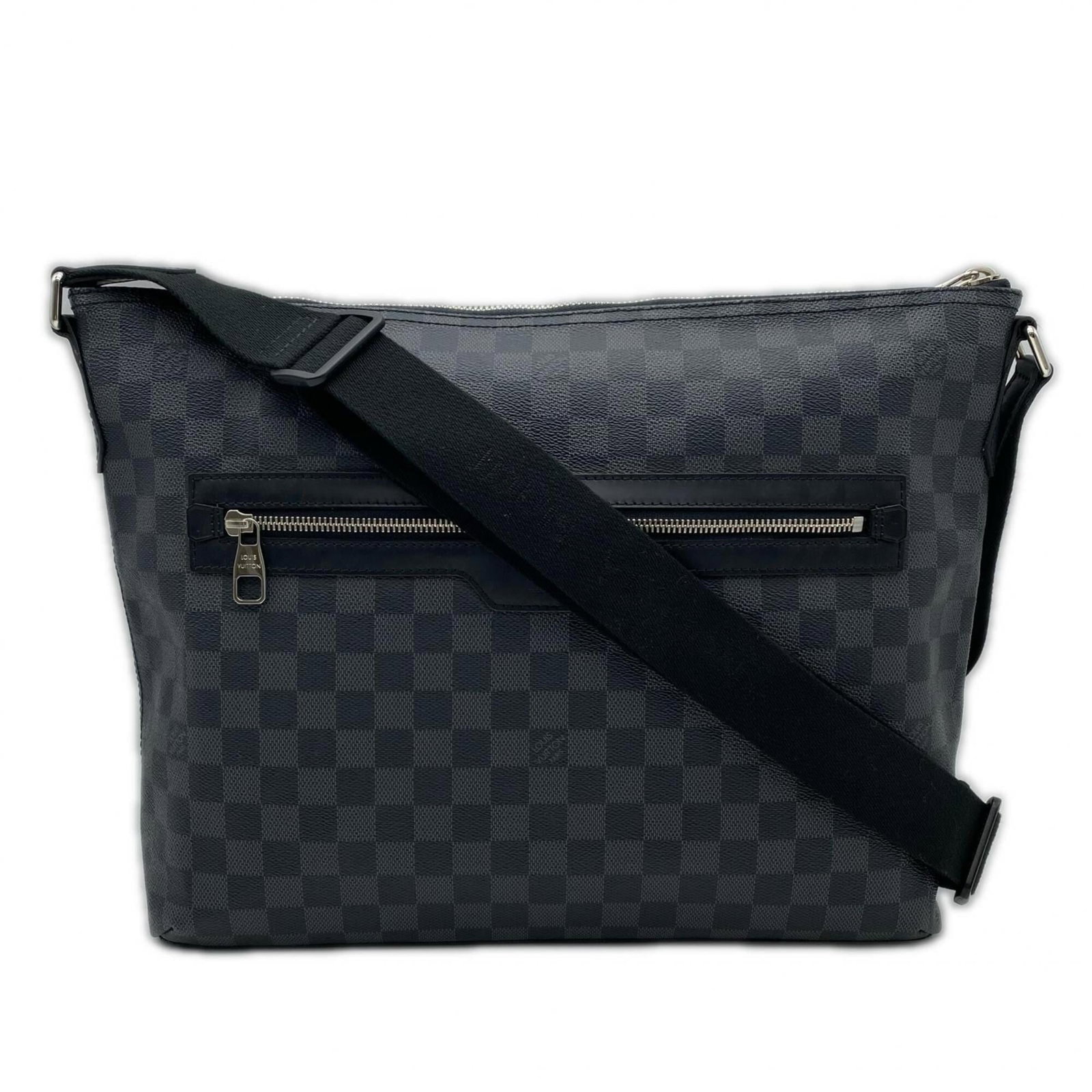 Canvas shoulder bag from Louis Vuitton: Canvas shoulder bag from Louis Vuitton Canvas shoulder bag from Louis Vuitton, featuring black canvas material and a zipper closure. Measuring 30cm x 36cm x 7.5cm, it has a strap length of 148cm.