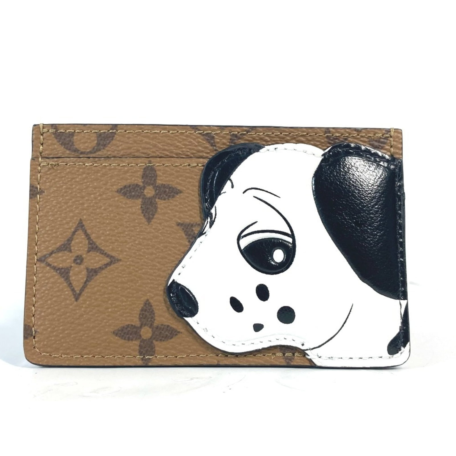 Louis Vuitton Monogram Card Case Reverse: Louis Vuitton Monogram Card Case Reverse The Louis Vuitton Monogram Card Case Reverse in brown features the iconic monogram pattern in reverse, adding a touch of elegance to any daily essentials.