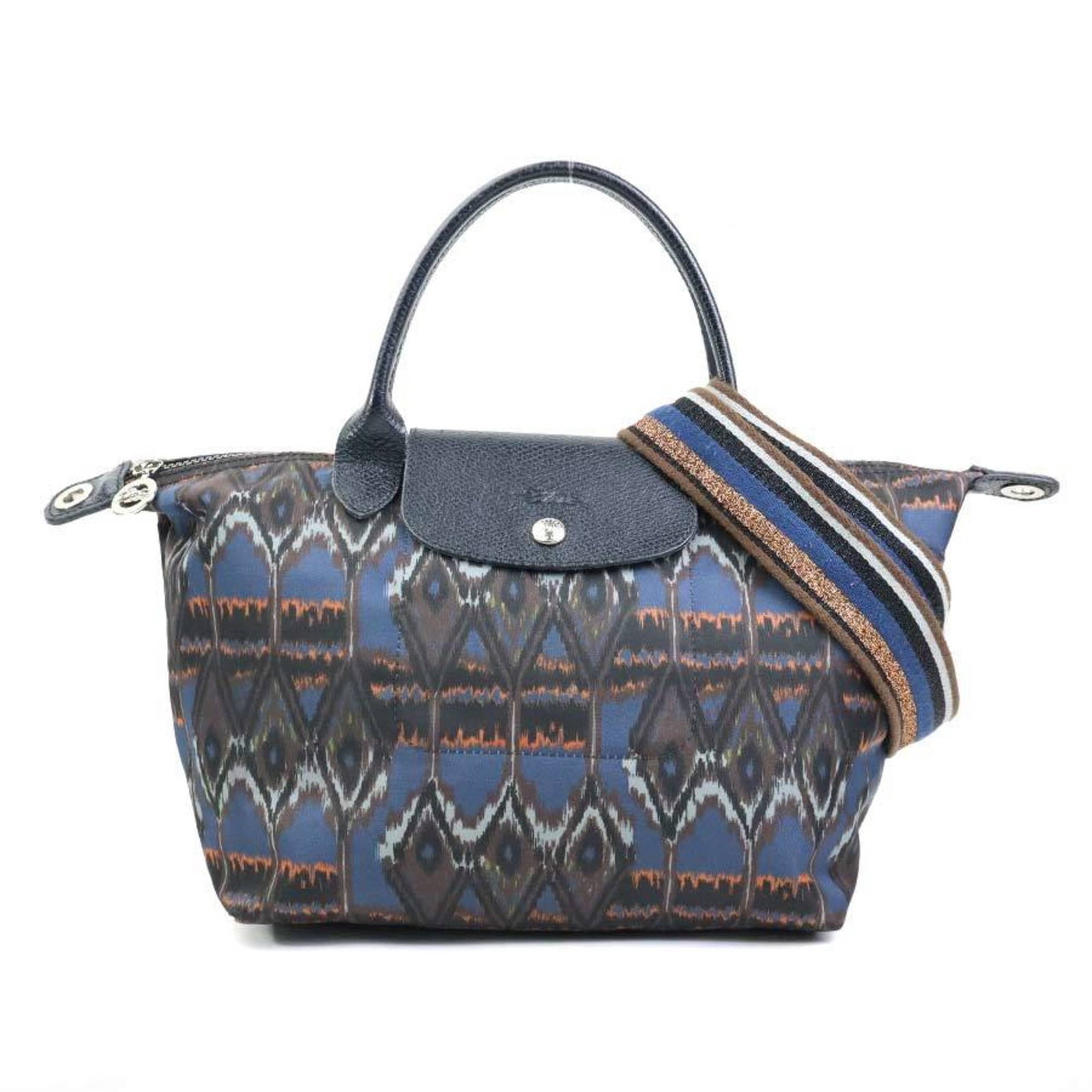 Nylon leather handbag shoulder bag longchamp: Nylon leather handbag shoulder bag longchamp Nylon leather Longchamp handbag features a navy color and shoulder strap. Made from nylon and leather, this bag measures 22cm x 25cm x 16cm and has a