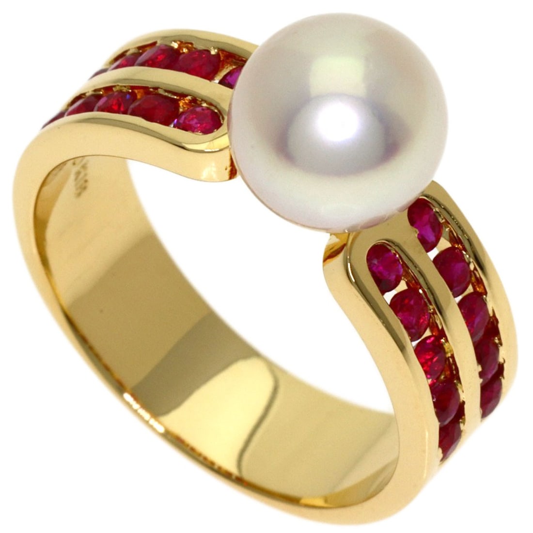 Yellow gold ring with ruby pearl in K18: Yellow gold ring with ruby pearl in K18 K18 yellow gold creates a luxurious backdrop for the elegant ruby pearl, expertly set in this striking ring. The high-karat metal adds a touch of
