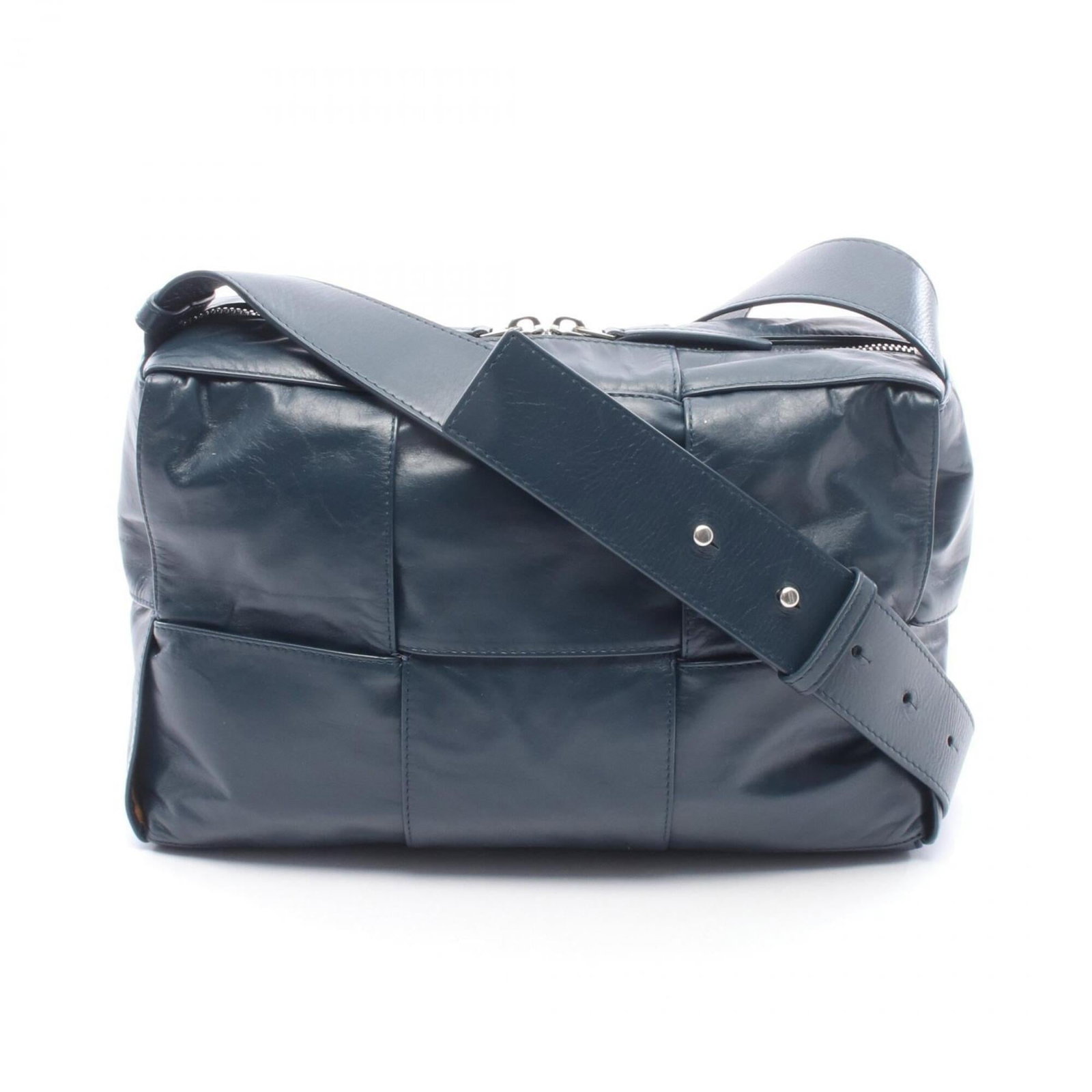 Handbag Leather Bottega Veneta Shoulder Bag: Handbag Leather Bottega Veneta Shoulder Bag Navy leather shoulder bag from Bottega Veneta, measuring 18cm x 28cm x 9cm. This classic design features high-quality leather construction and a timeless