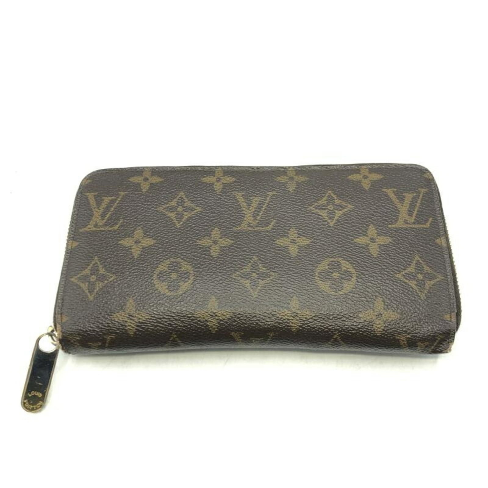 Louis Vuitton bi fold monogram wallet: Louis Vuitton bi fold monogram wallet The Louis Vuitton bi-fold monogram wallet boasts its iconic Monogram pattern, characteristic of the brand's signature style. Made from high-quality materials, it