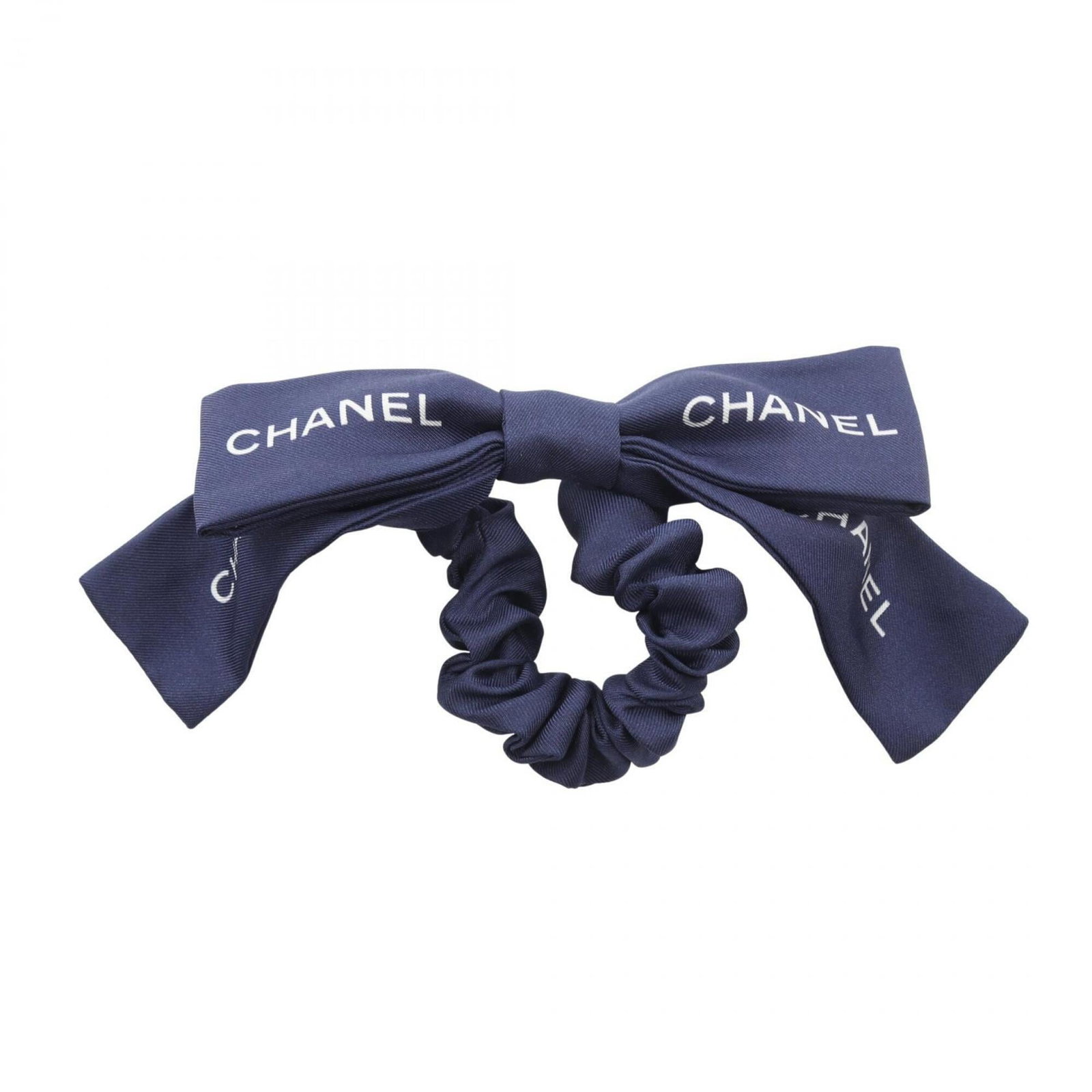 Chanel silk scrunchie: Chanel silk scrunchie Navy silk scrunchie from Chanel, measuring 9cm x 19cm. Made from high-quality silk, this classic accessory boasts a timeless design that adds a touch of elegance to any outfit. I