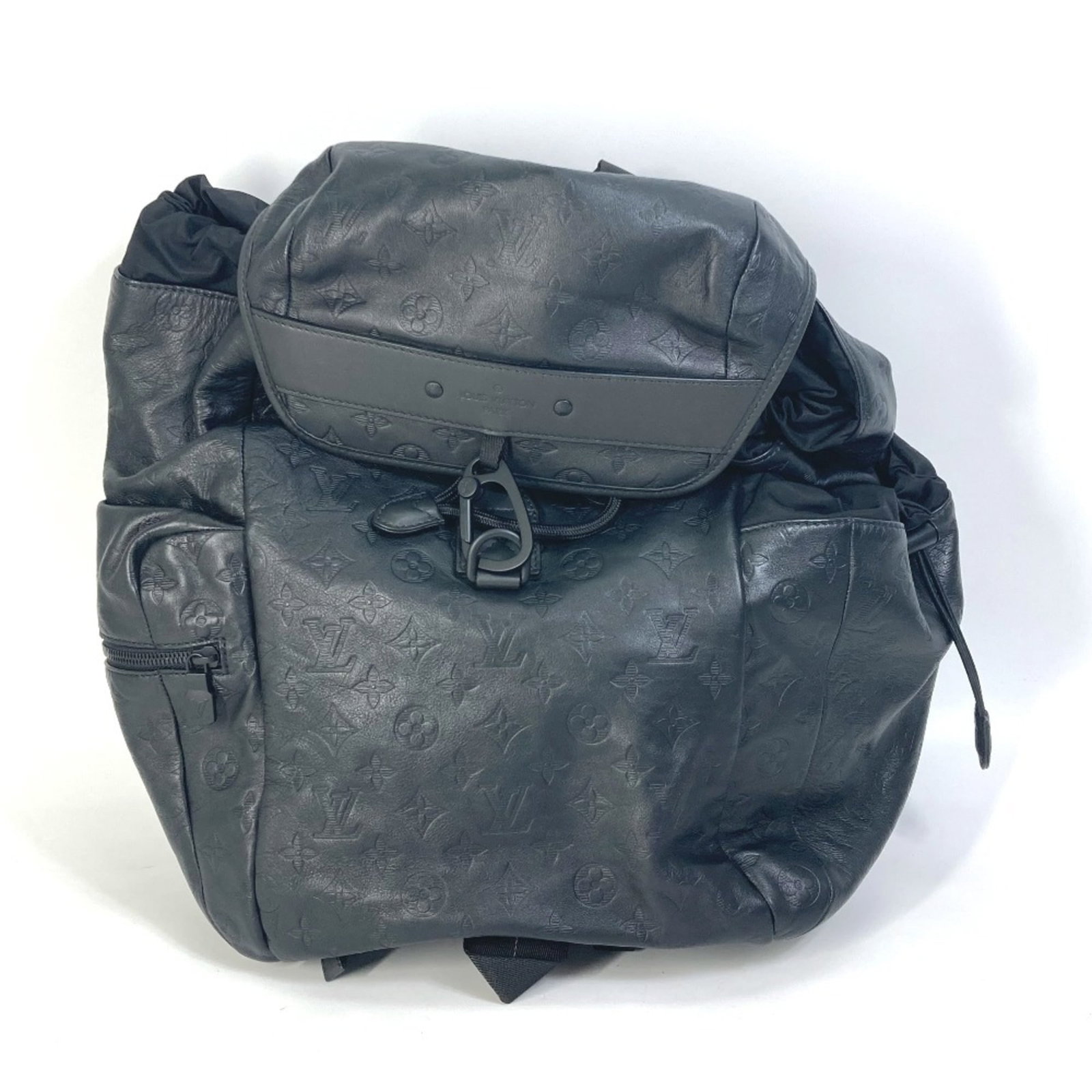 Leather Louis Vuitton Backpack: Leather Louis Vuitton Backpack Black leather Louis Vuitton backpack with classic design, measuring 54.5cm x 35cm x 19cm. Comes with a dust bag for protection and storage. A stylish accessory from the