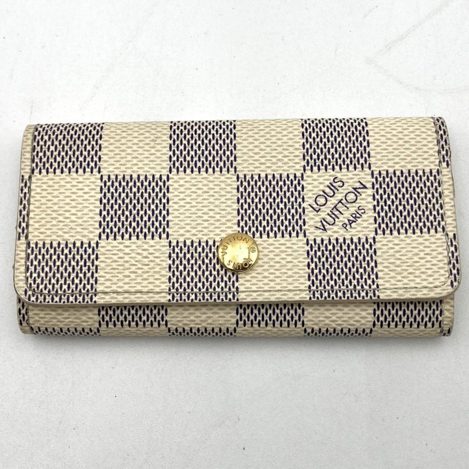 Louis Vuitton Keycase Damier Azur: Louis Vuitton Keycase Damier Azur Damier Azur, the iconic pattern, adds a touch of timeless elegance to this Louis Vuitton Keycase. Made from high-quality Damier Azur material, its compact size and sl