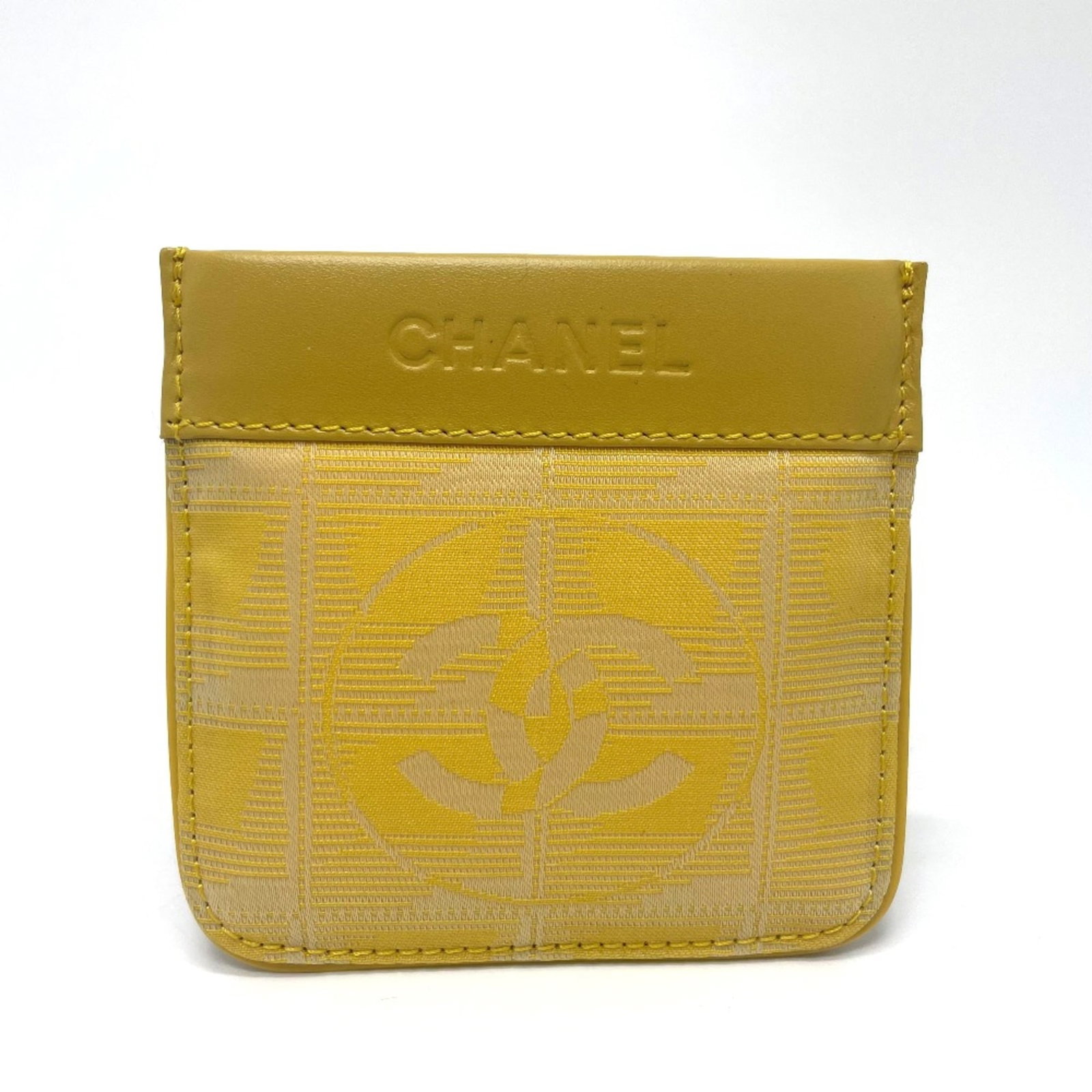 Coin purse in leather case: Coin purse in leather case The yellow leather coin purse features a classic design with clean lines and a compact size. Made from high-quality leather, it measures approximately 9.5cm x 9.3cm (W) x