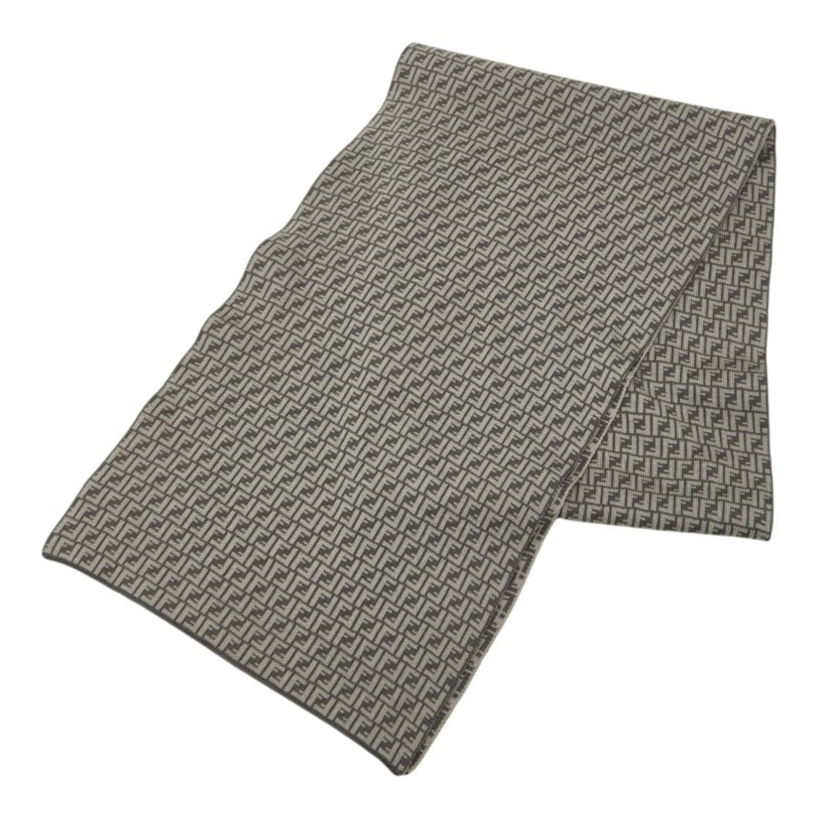 Fendi Wool: Fendi Wool Fendi's iconic wool stole boasts a sophisticated gray hue, perfectly balanced by its generous size and luxurious material. Spanning an impressive 1.6m x 25.5cm, this statement piece is