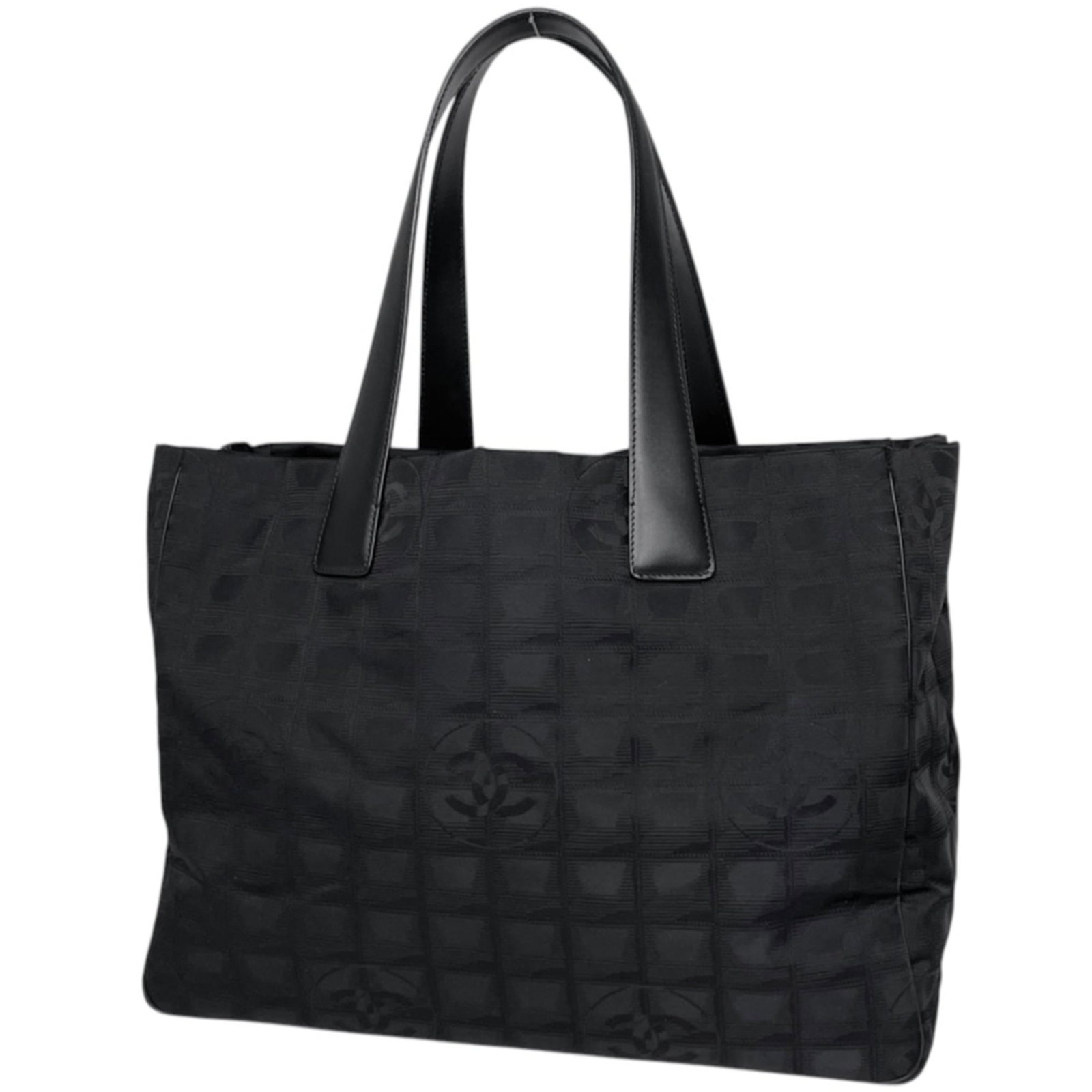 Bag Tote Chanel Nylon Leather: Bag Tote Chanel Nylon Leather This Chanel MPN A15991 nylon leather tote bag features a sleek black design with a durable construction. The bag measures 27cm x 34cm x 15cm and has a classic, timeless s