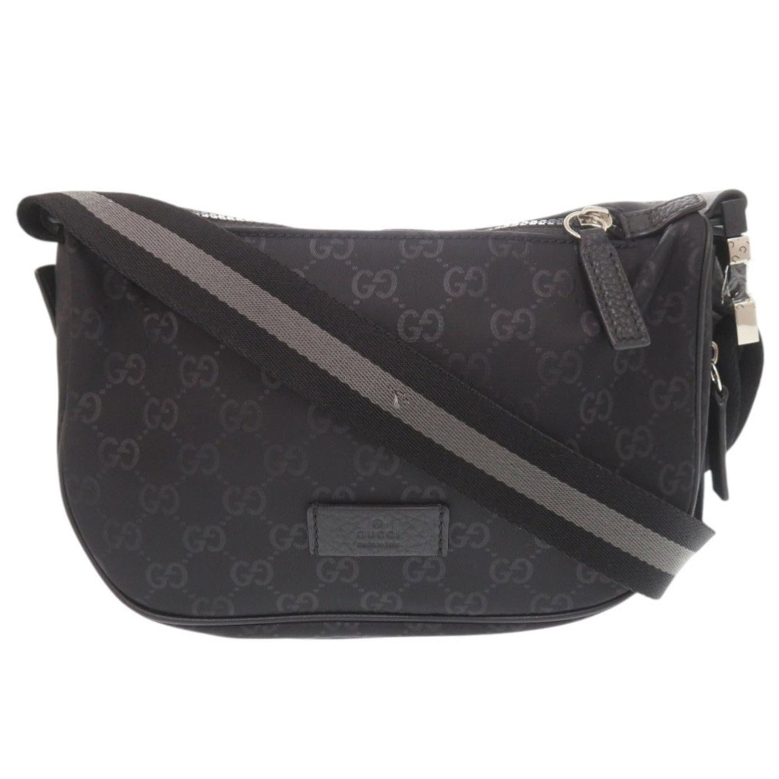 Shoulder Bag Nylon Gucci: Shoulder Bag Nylon Gucci Nylon shoulder bag from Gucci, made in Italy with a black color and measuring 19cm x 25cm x 11cm. Comes with a dust bag for protection. Authentic item bearing the signature
