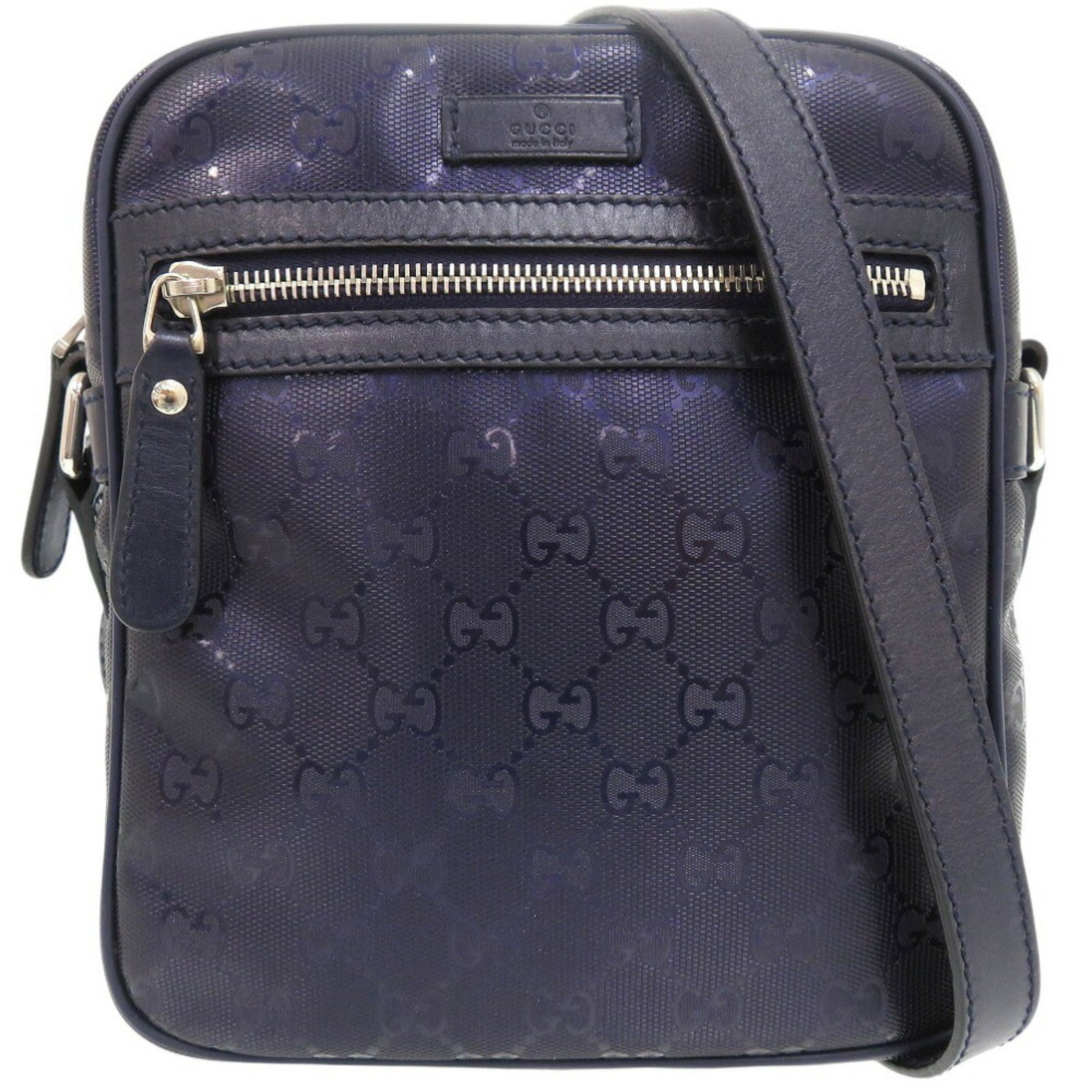 Shoulder Bag Pvc Gucci: Shoulder Bag Pvc Gucci Purple PVC Gucci shoulder bag with dimensions 21cm x 19cm x 6.5cm, featuring a signature. This bag is made from PVC material and has a distinctive purple color. The bag's size
