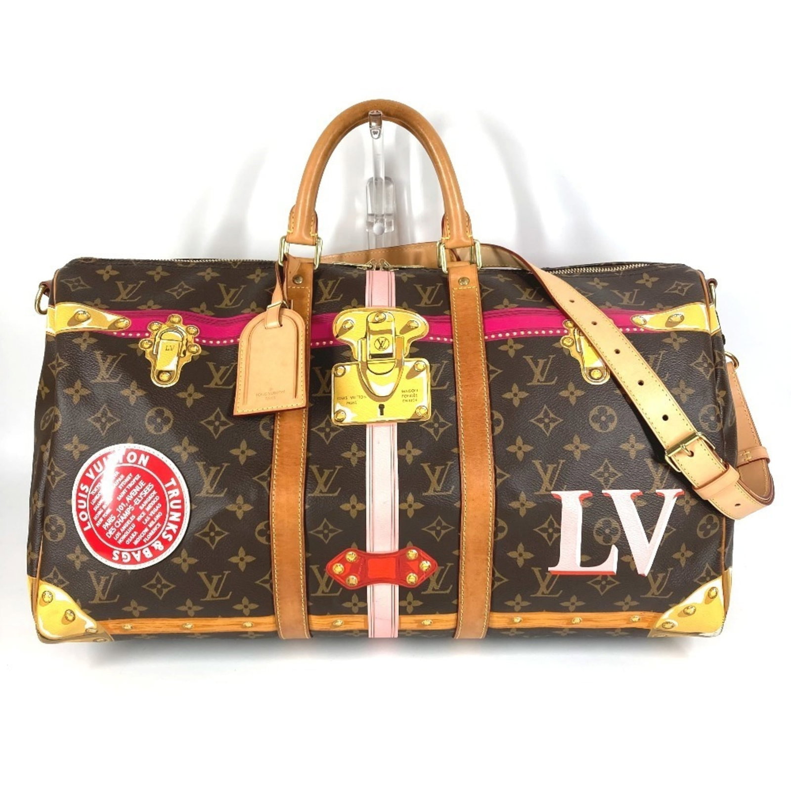 Shoulder bag monogram Louis Vuitton Boston: Shoulder bag monogram Louis Vuitton Boston The Louis Vuitton Boston shoulder bag features the iconic monogram pattern in brown and pink, adding a touch of elegance to any outfit. With its sturdy desig