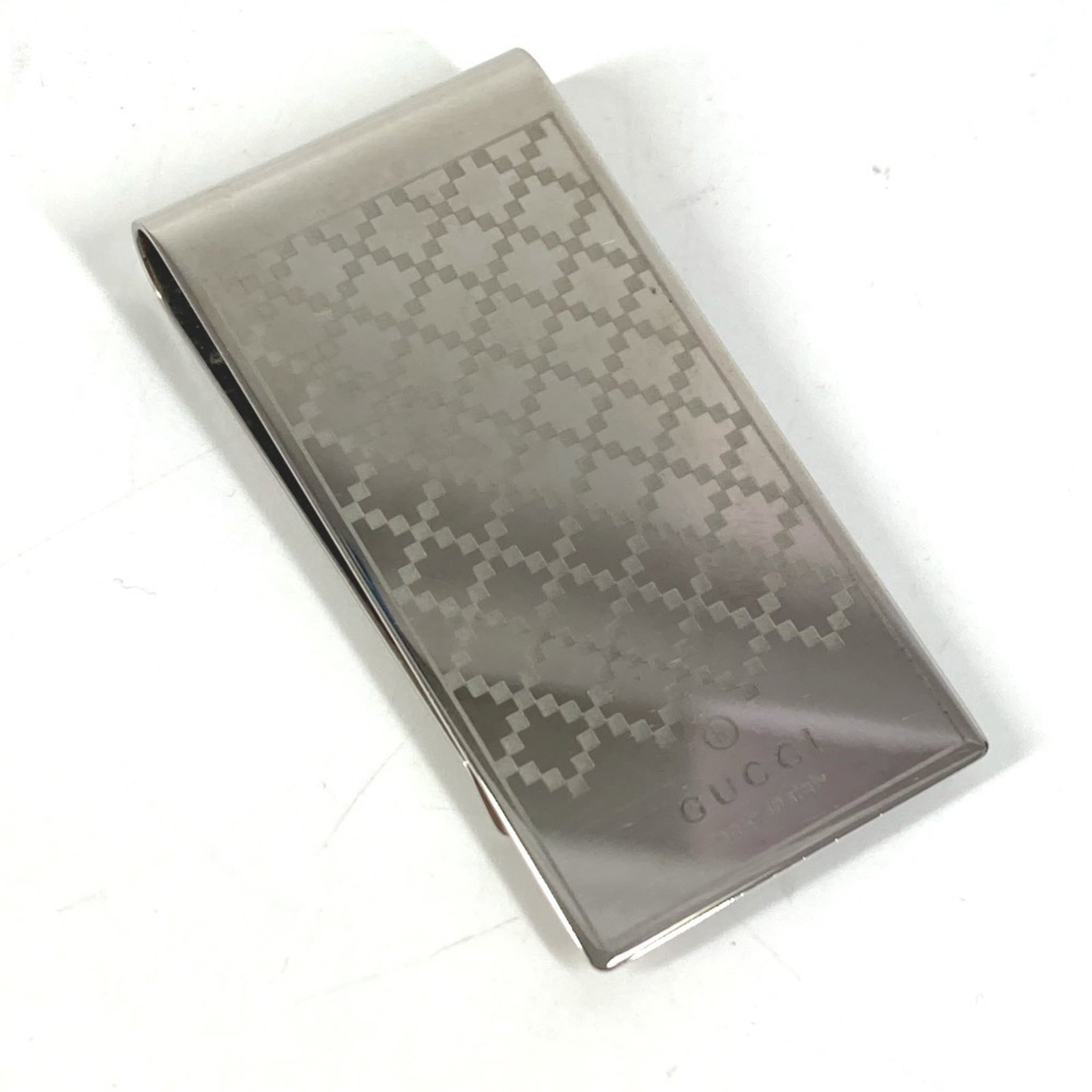 Gucci Money Clip Silver 925: Gucci Money Clip Silver 925 Silver 925 material, Gucci brand. This money clip bears a signature and is made from high-quality silver. A stylish accessory for those who appreciate luxury details. Item