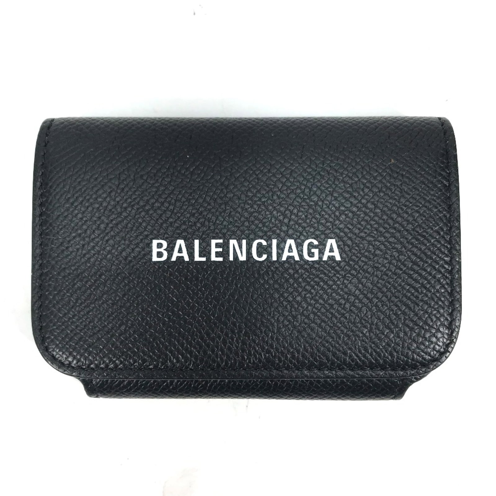 Case leather card from Balenciaga: Case leather card from Balenciaga Black leather card case from Balenciaga, measuring 10cm x 7cm x 2.5cm and featuring a sleek design. Made from high-quality leather, this compact case is designed to h